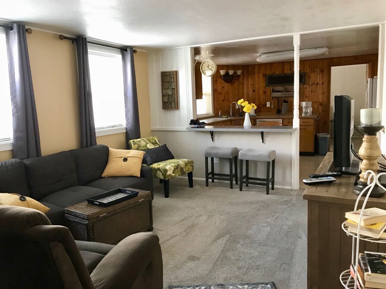 2 bedroom w/full kitchen ~ Close to the St Peter's Hospital and State Capitol 