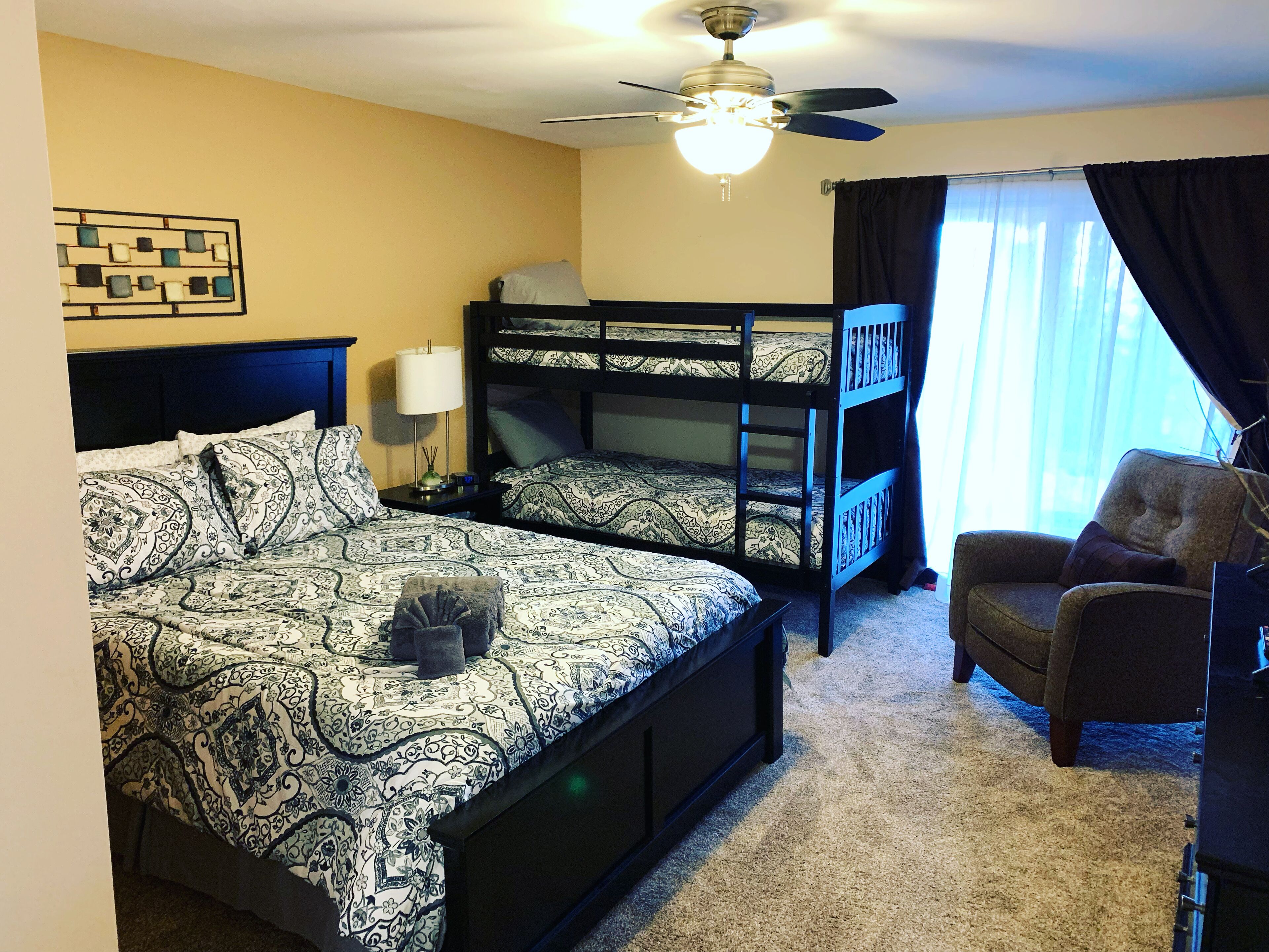 HUNTER MOUNTAIN HAVEN Ski On / Ski Off 2 Bdrm Condo with SAUNA and Fireplace