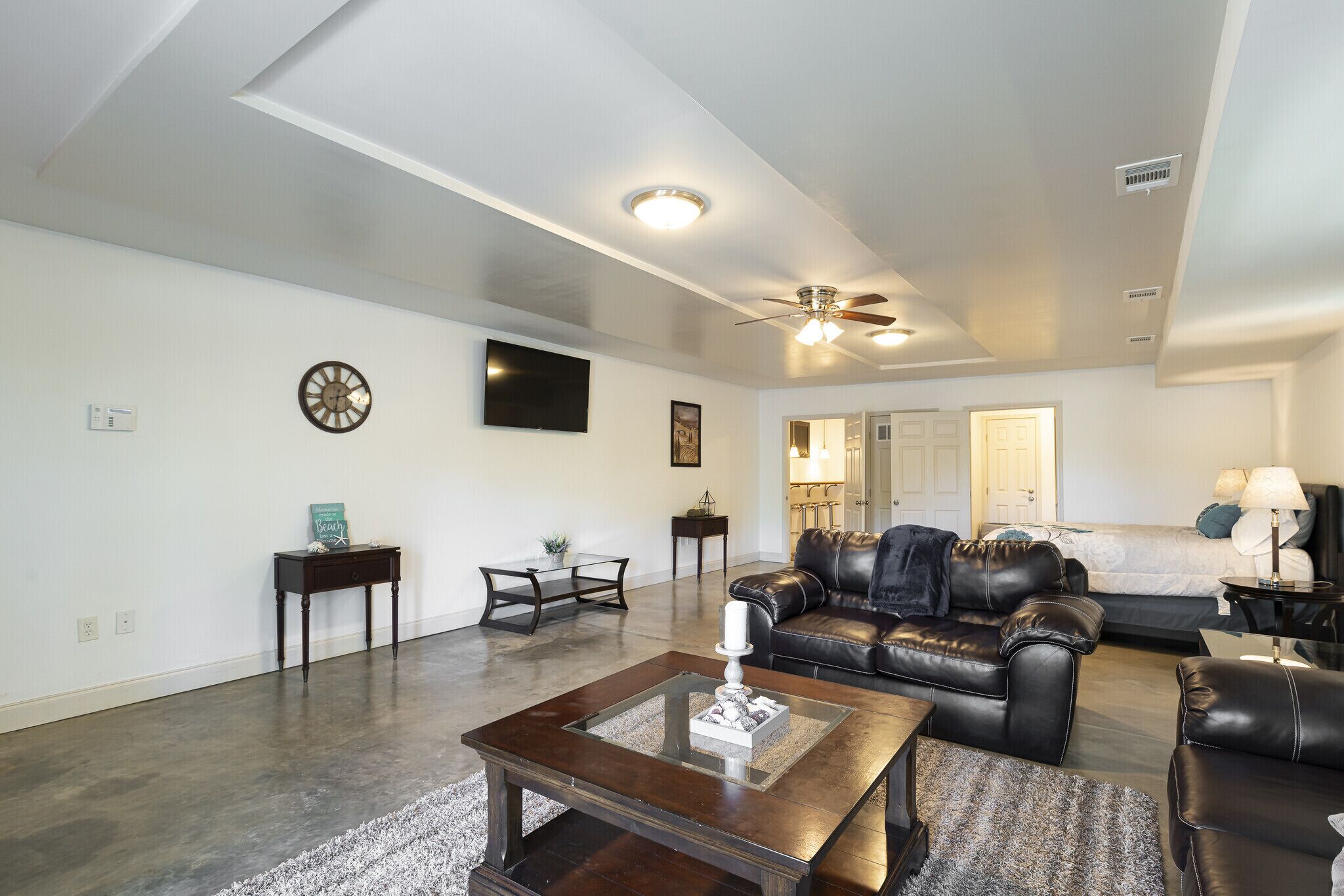 Industrial loft quiet, 6 min to airport