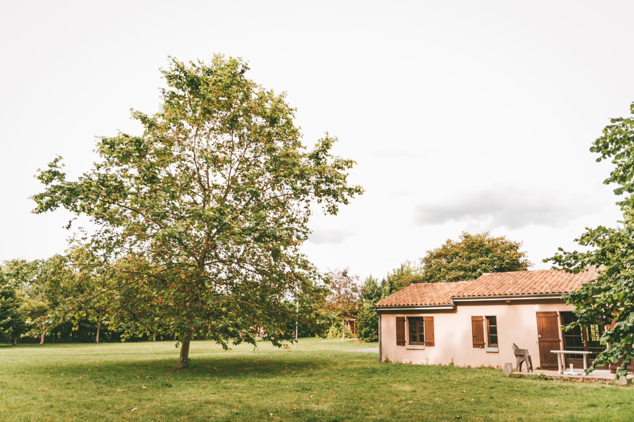 Modern holiday home with dishwasher, in natural region