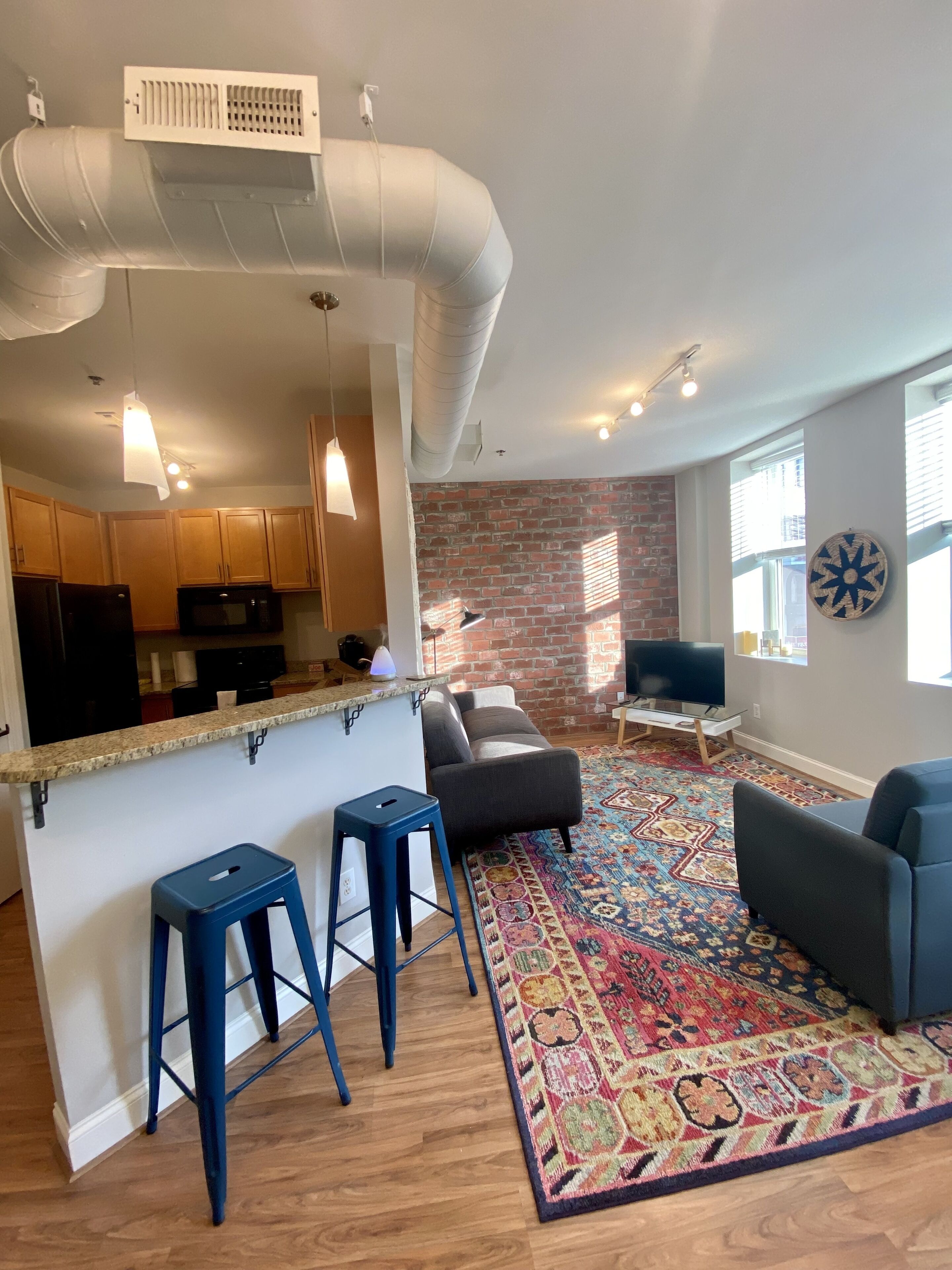 Best City Spot! FREE City Parking Walkable to Restaurants~Tanger~Breweries