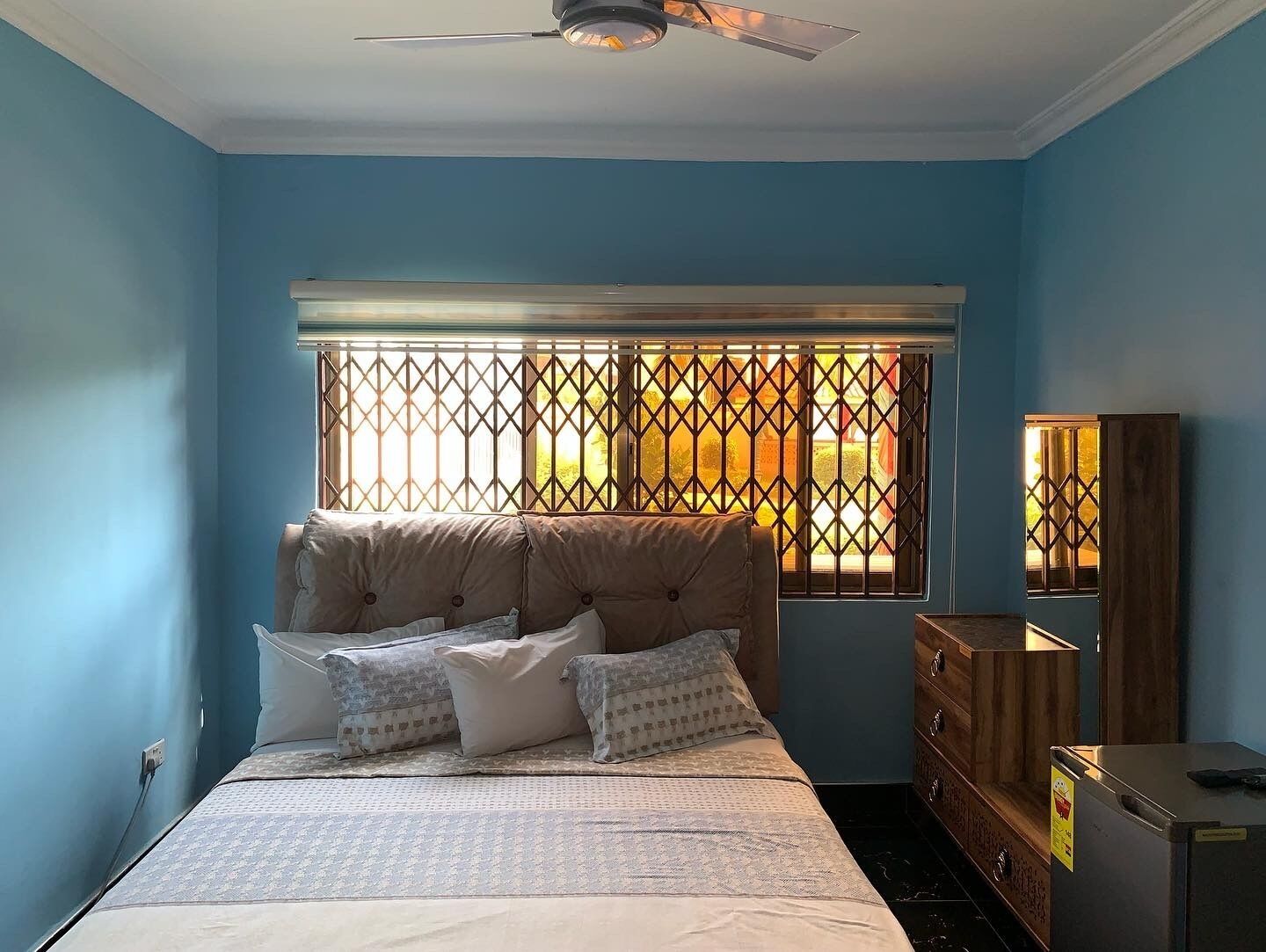 EDWIN, A lovely 1-bedroom unit with parking space