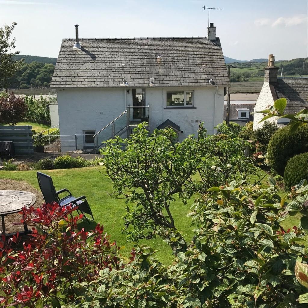 Phoenix Cottage -  a house that sleeps 8 guests  in 3 bedrooms