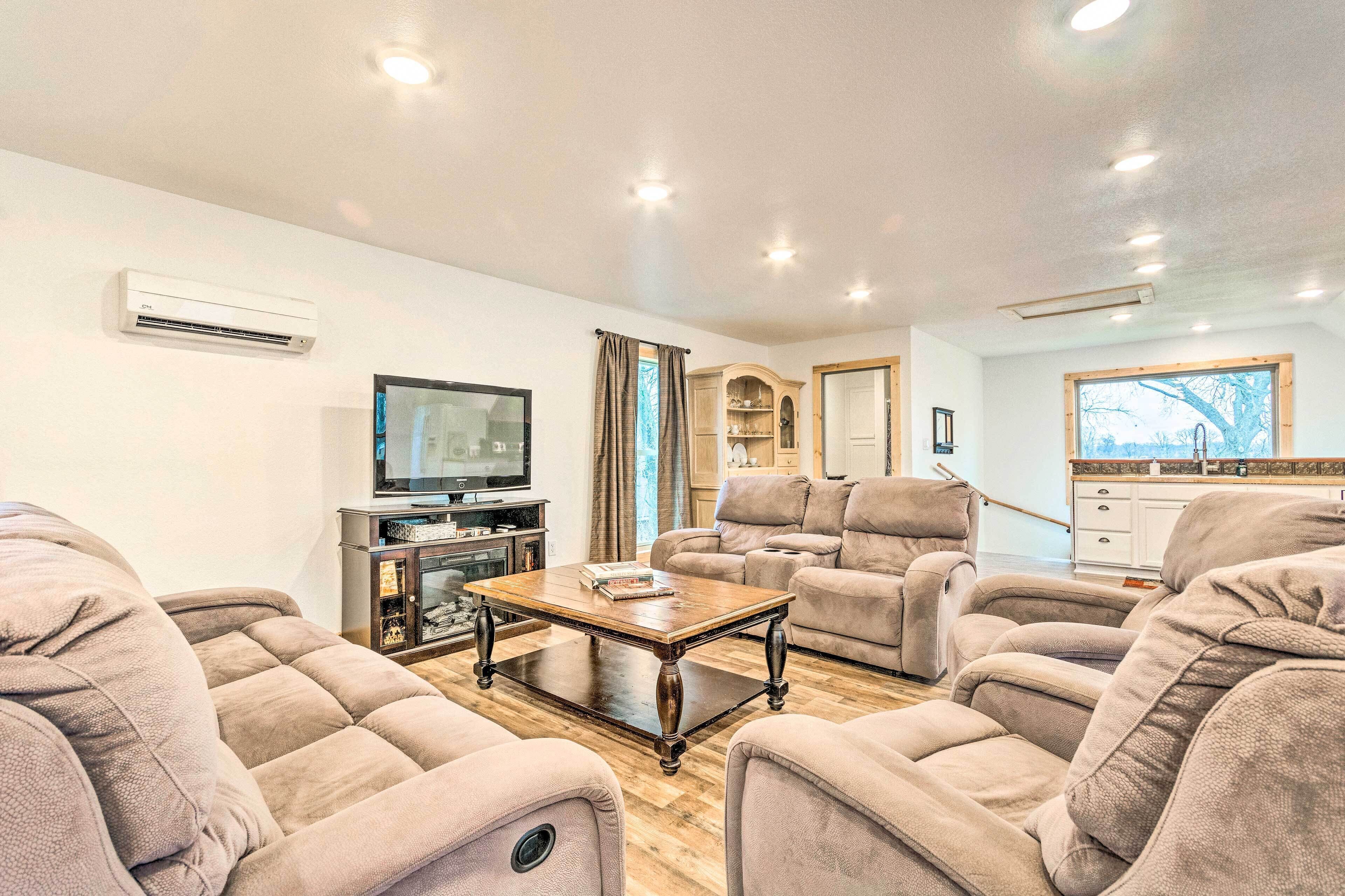 Spacious Apt Overlooking AR River: Near Dtwn!