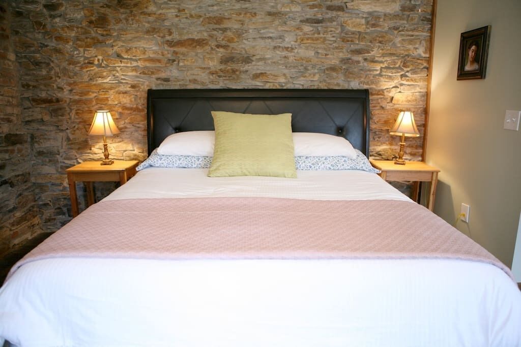 Light Horse Inn Bed & Breakfast: Suite 4 Includes Breakfast