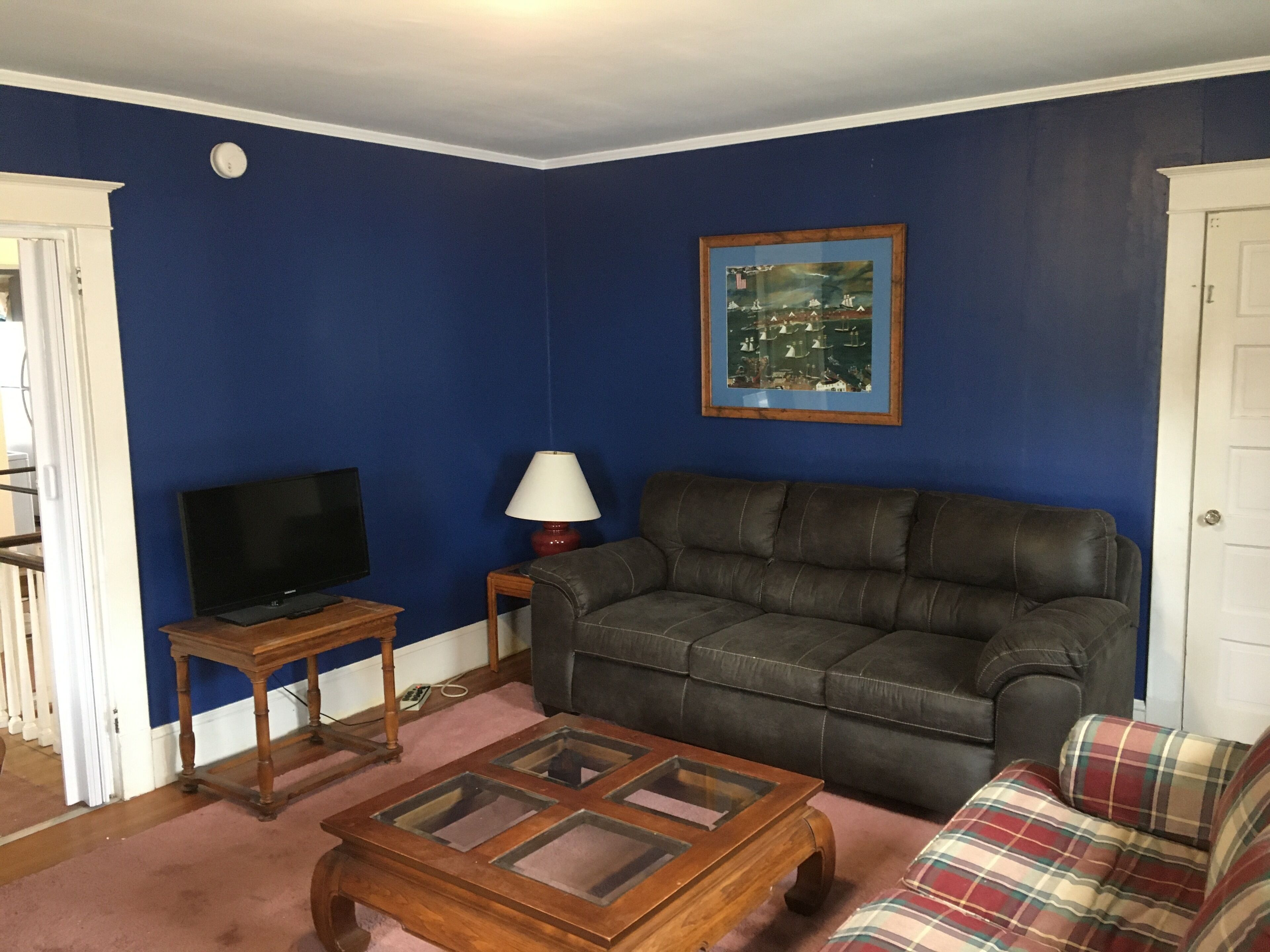 Spacious 2nd floor apartment steps from popular corner market.