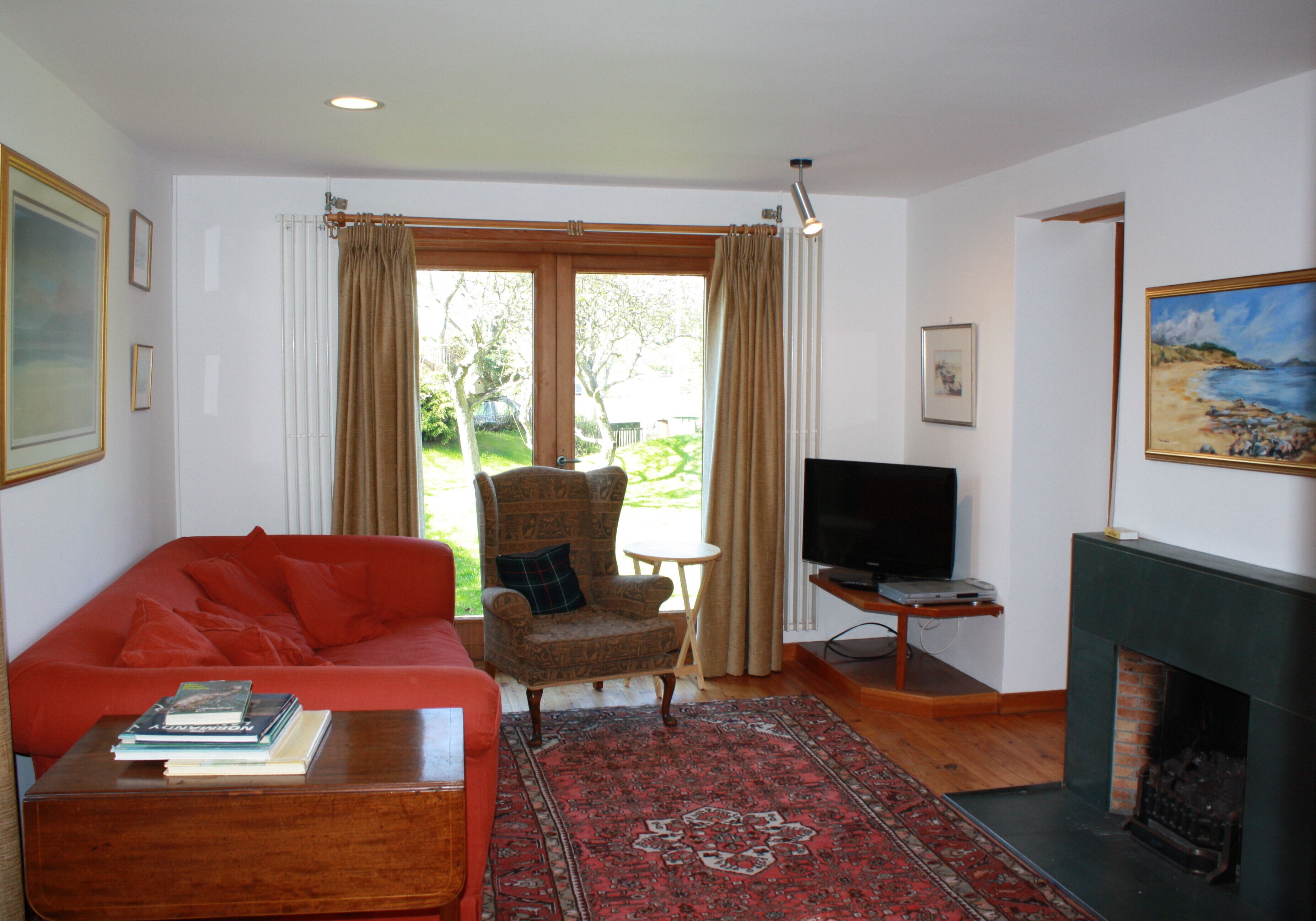 Charming detached holiday home on lovely Goose Green, in Gullane. Pet & child friendly. Sleeps 8.