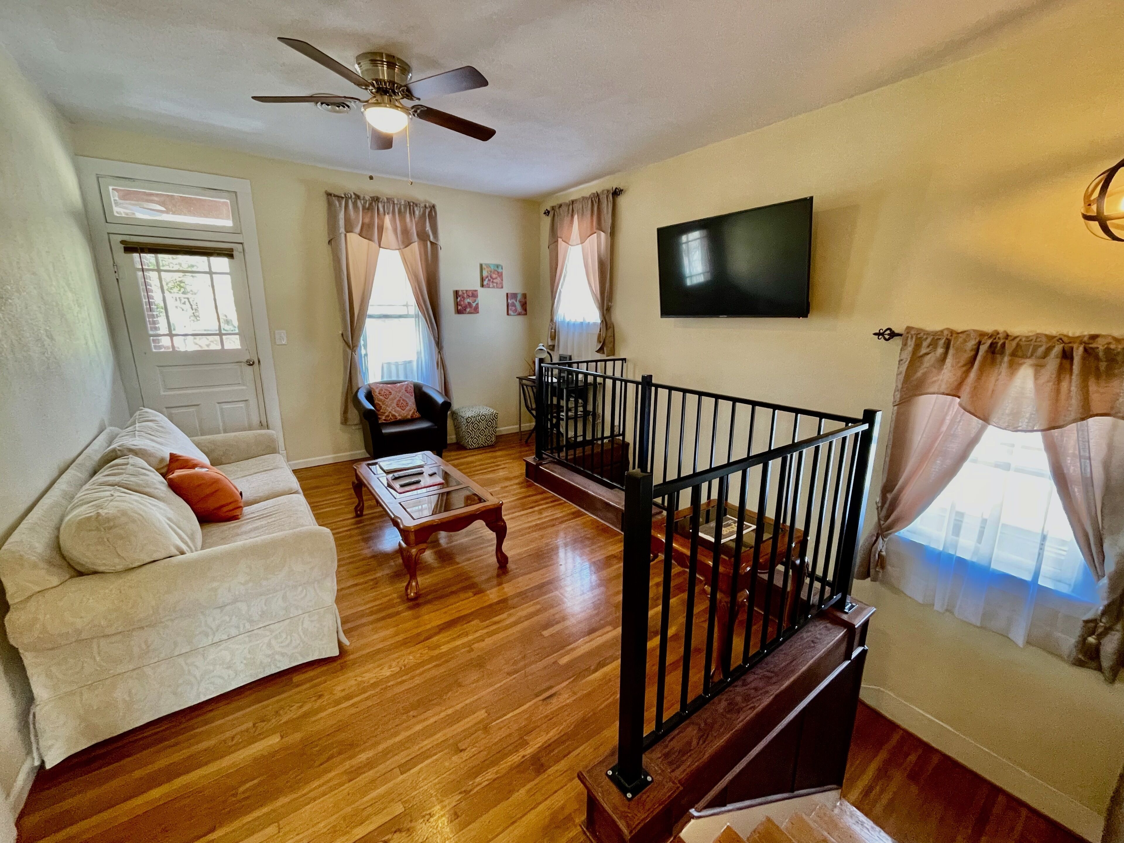 Lovely 2BD/1BA Unit - Fast WIFI Uptown Hot Springs