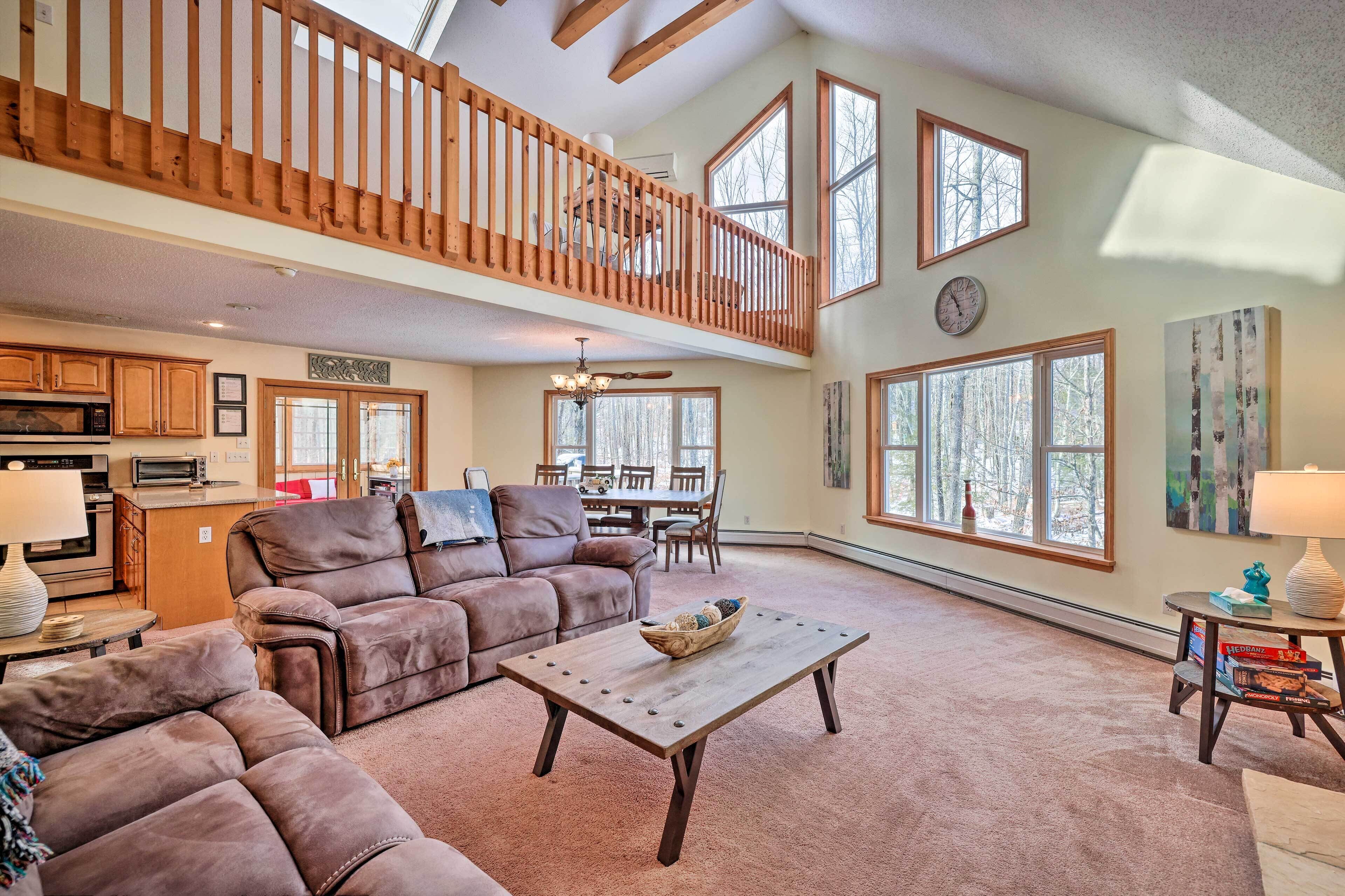 Family-Friendly Poconos Chalet w/ Fireplace