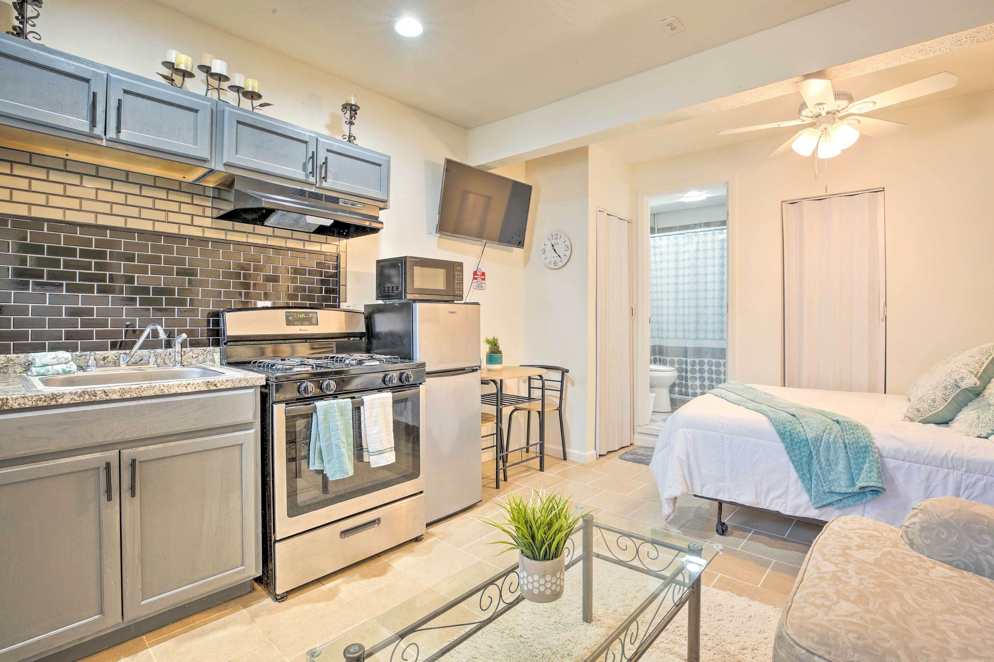 Updated Lithonia Cottage ~ 7 Mi to Stone Mtn!