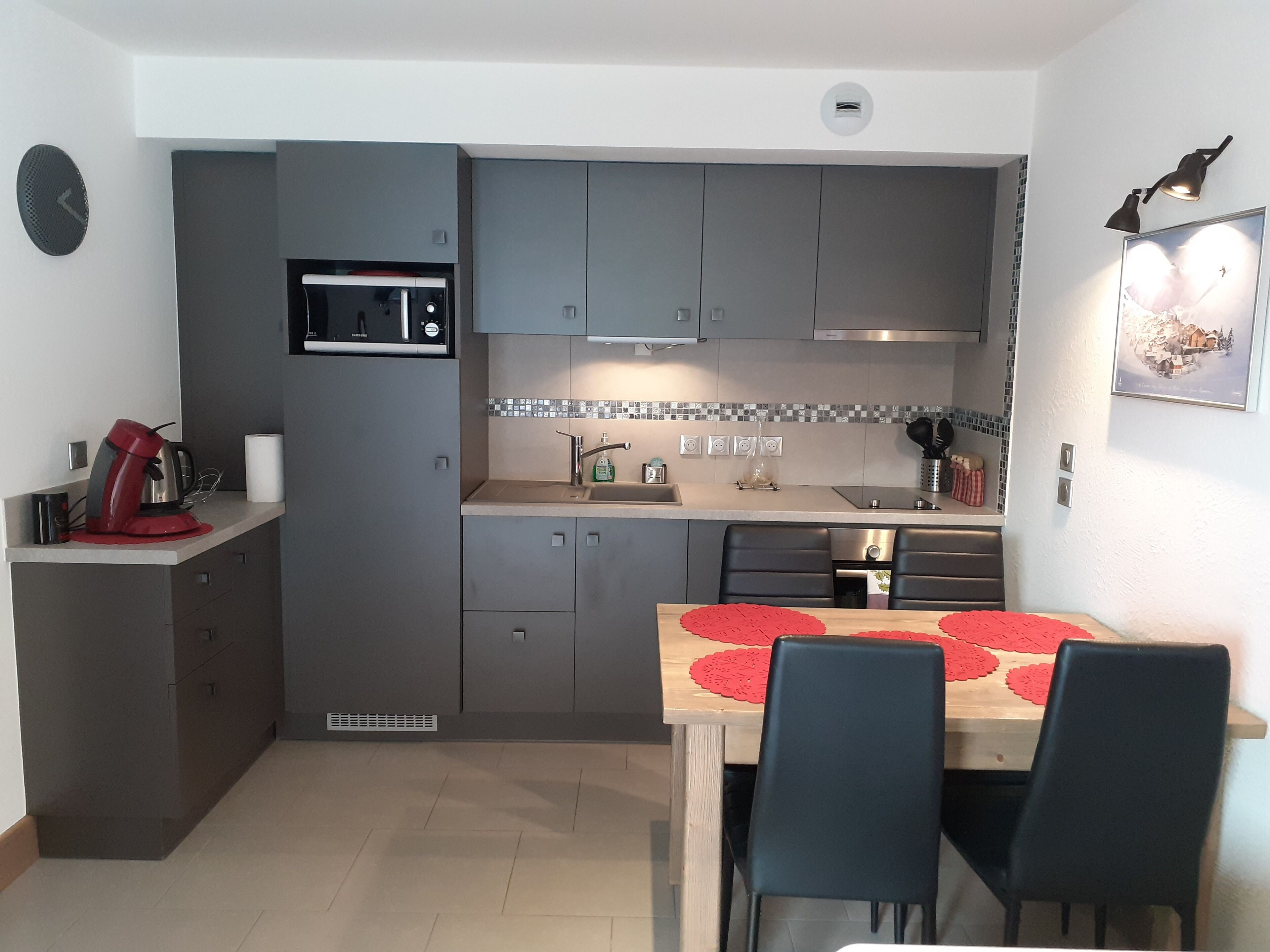 New 2-room apartment for 4 people classified 2* near the resort center