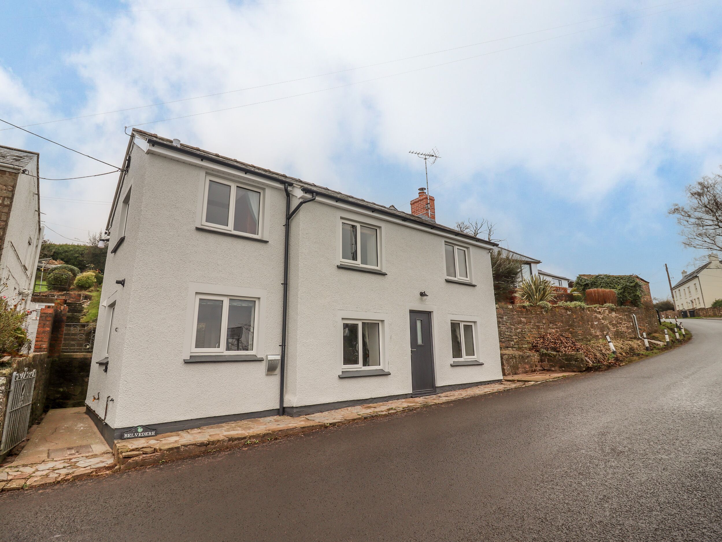 BELVEDERE, pet friendly, character holiday cottage in Littledean