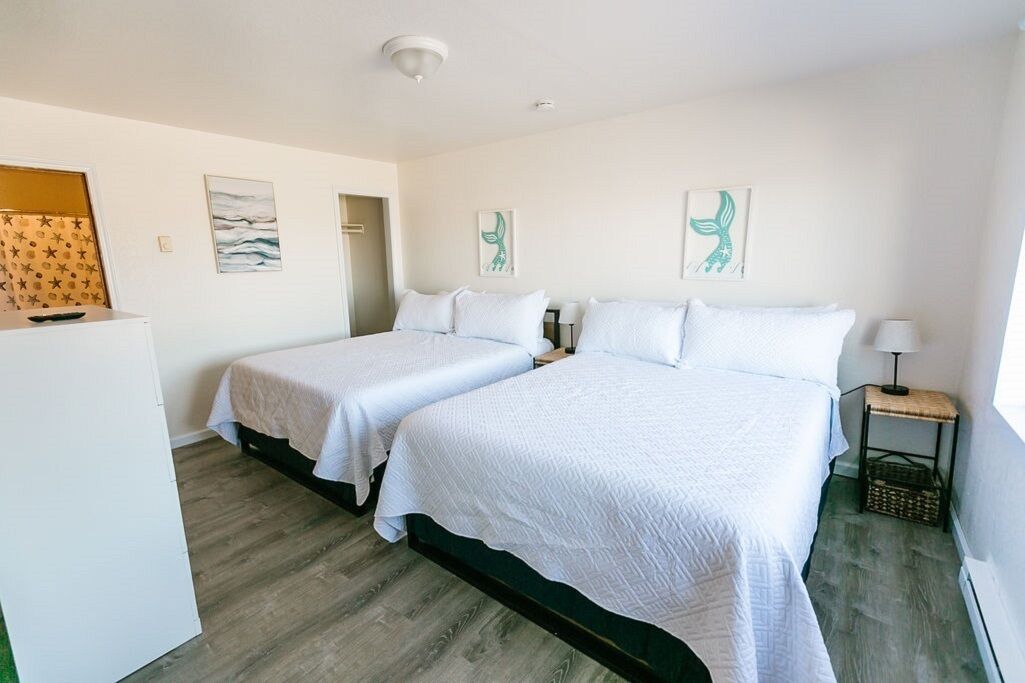 Cozy 2 Bedroom with Full Kitchen One Block from the Ocean!!