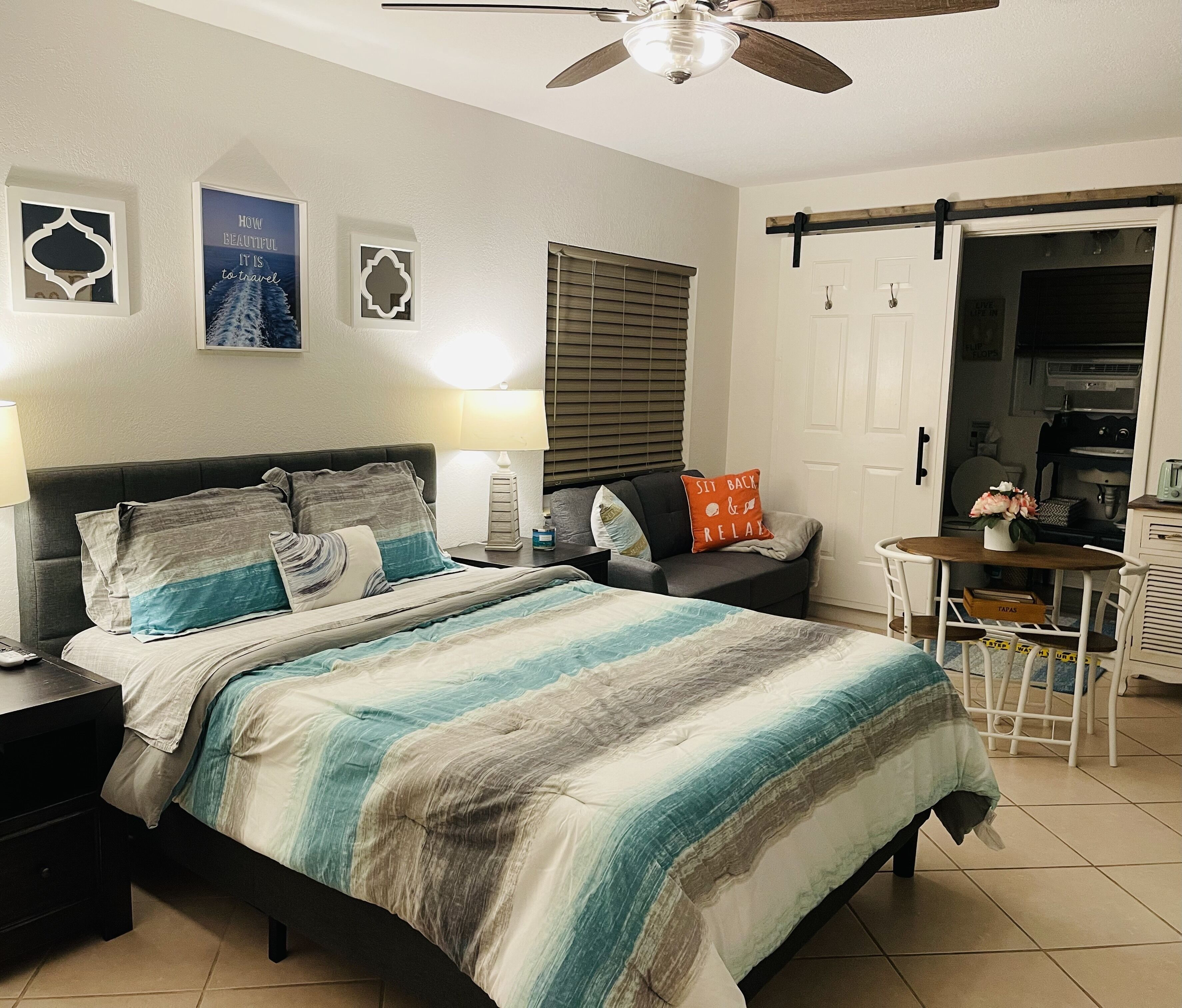 Private Studio Apartment - Water Lovers Dream Location (close to beach & lake!)