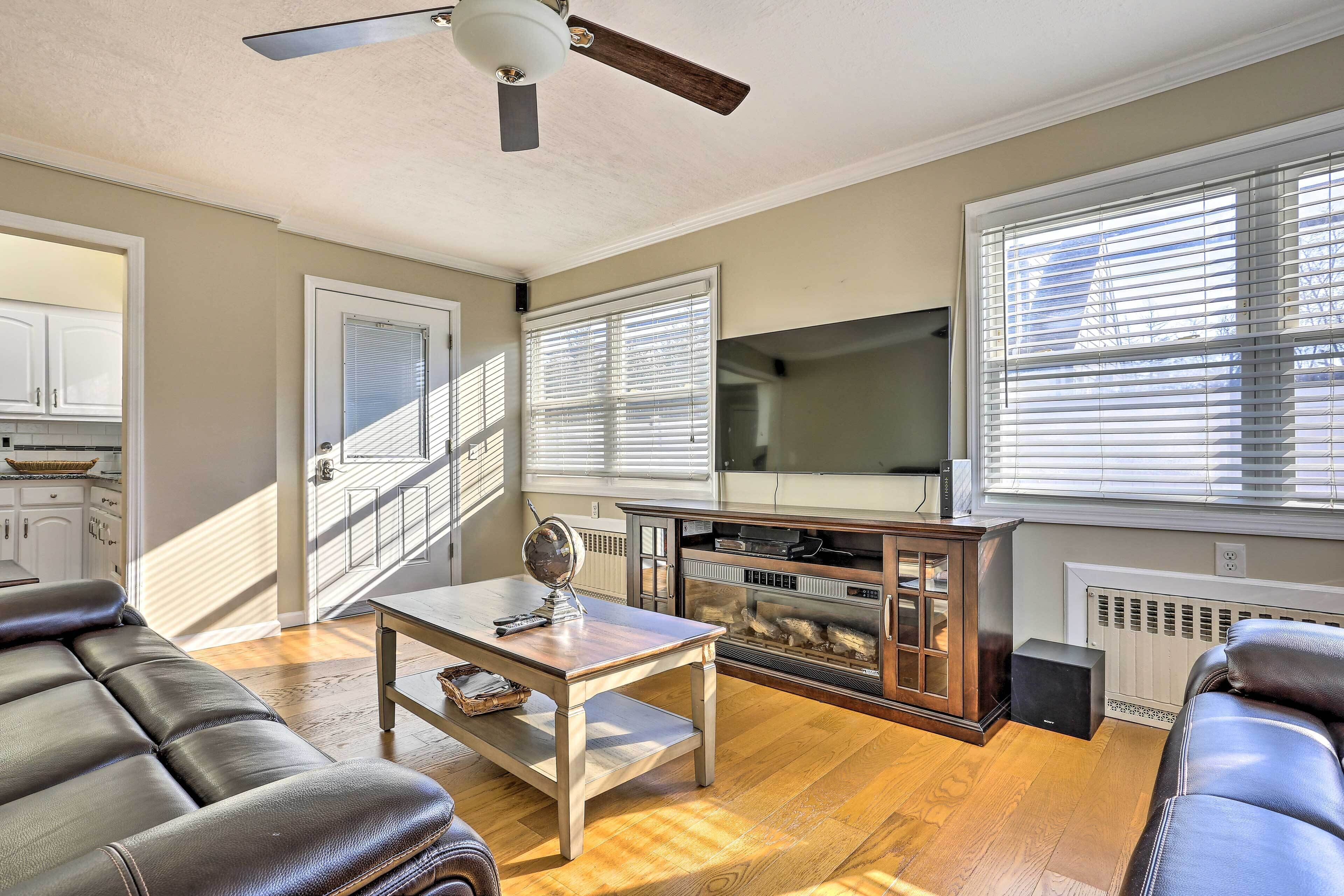 NEW! Long Island Apt w/ Shared Yard, Near Golfing!