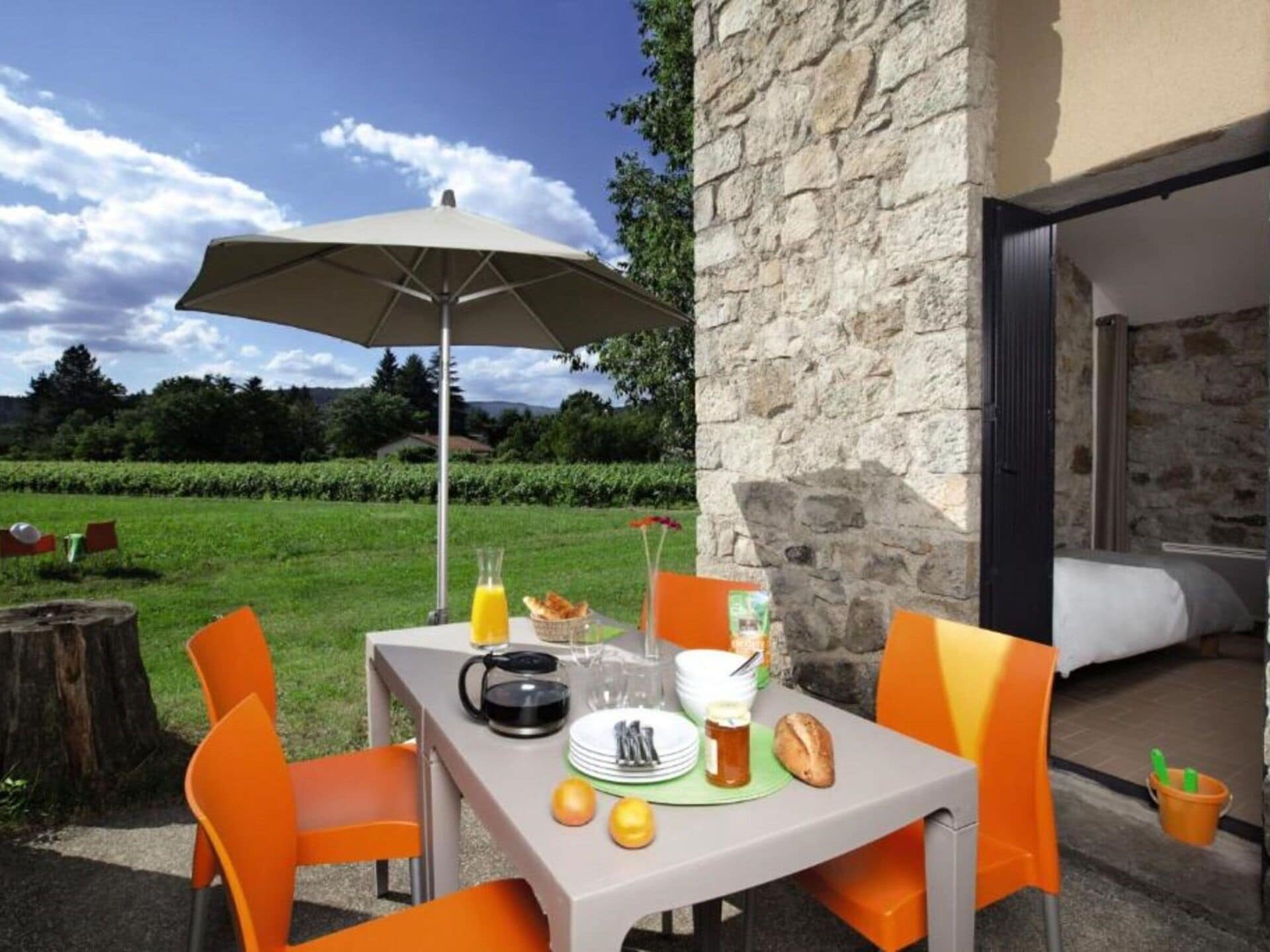 Lovely apartment for 5 people with WIFI, TV, terrace, pets allowed and parking