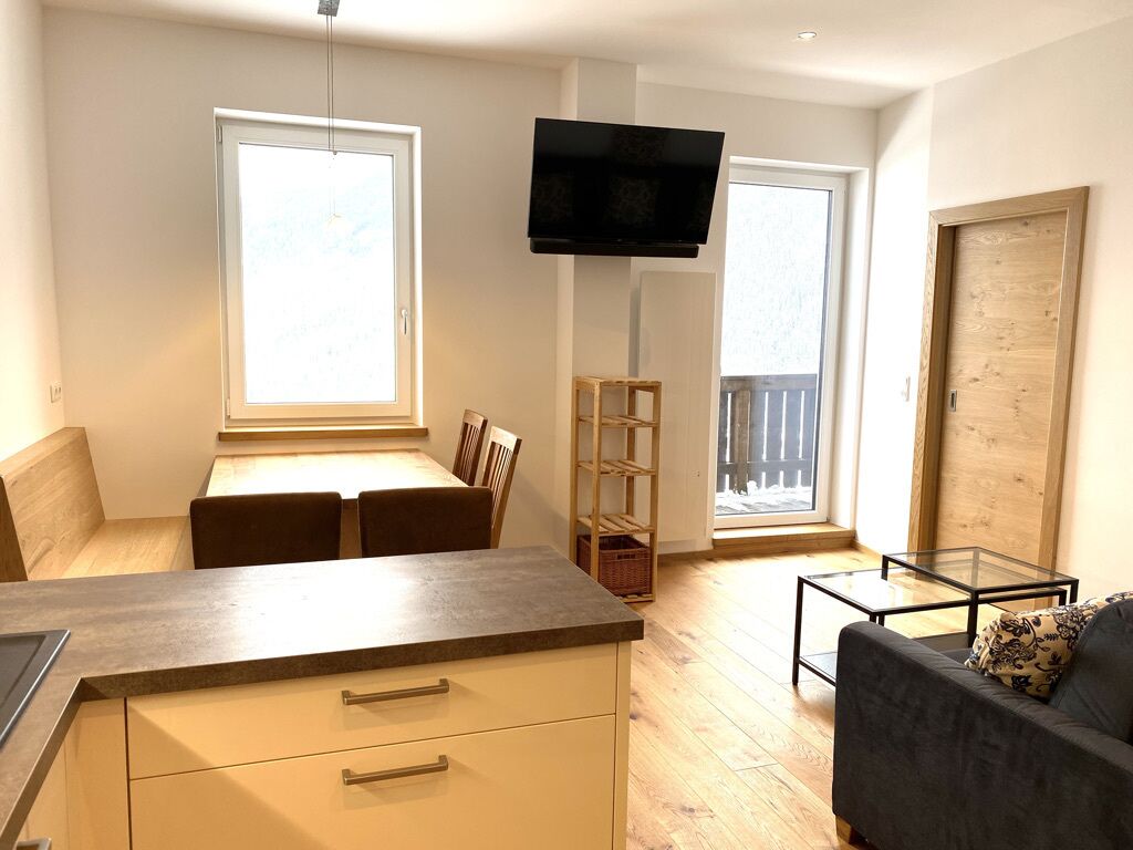 Nice bright apartment in Krimml village, free WiFi, TV, 4 beds, fitted kitchen