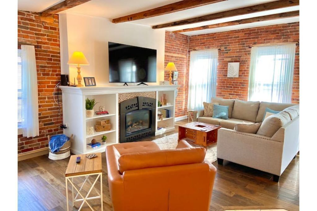 Cozy Downtown Loft w/ Fireplace, steps from it all