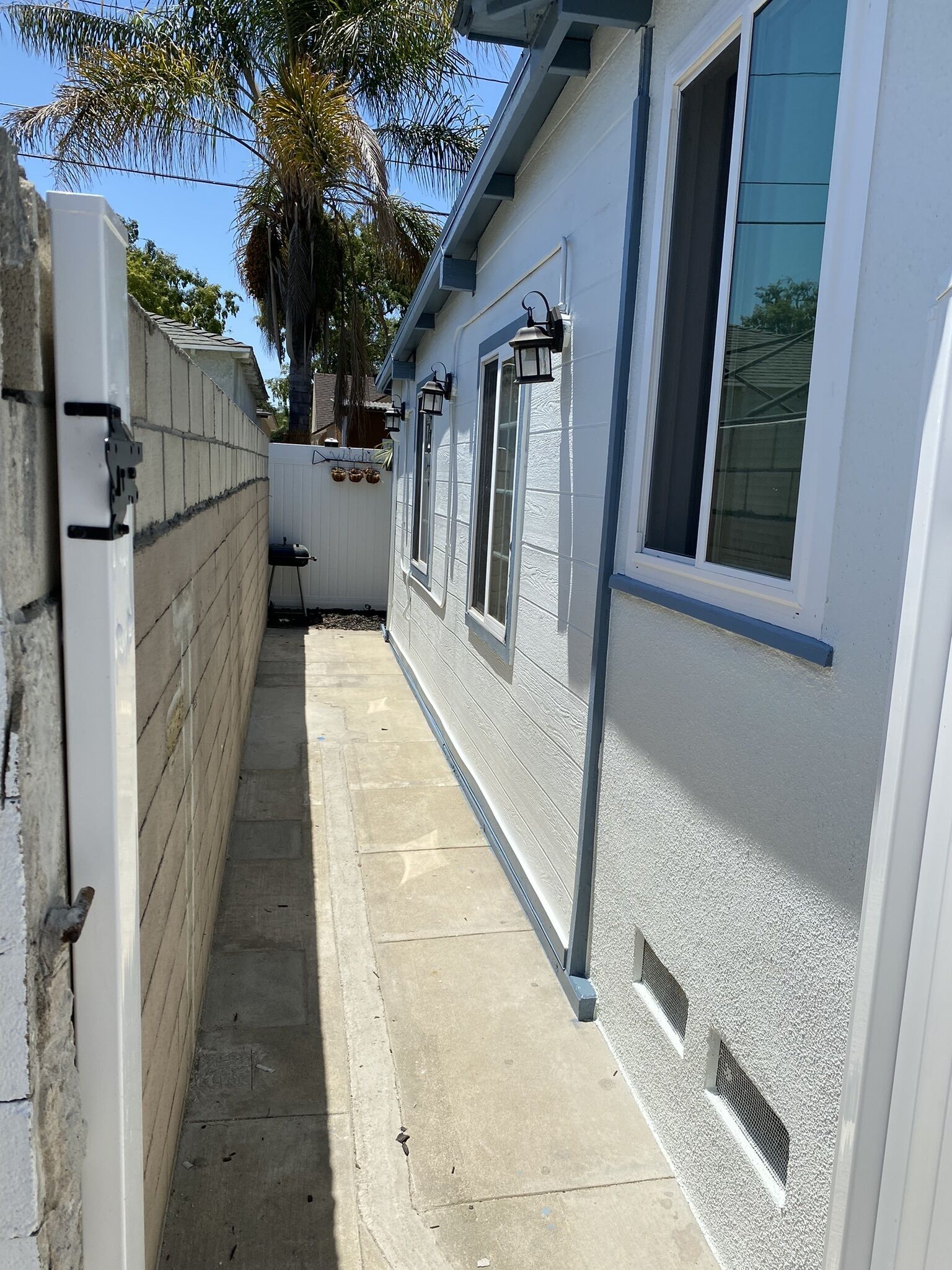 Cozy blue back house w/1 bed, couch bed, 20 mins away from Disneyland and Beach!