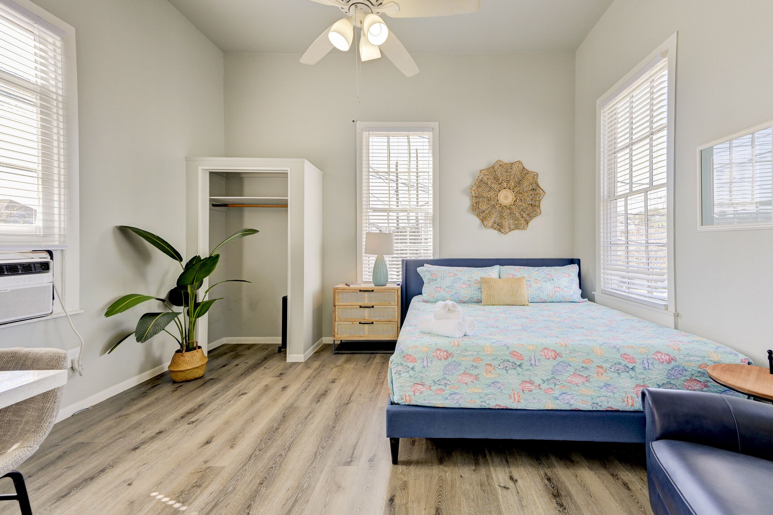 Beauty on Ball -Studio 3- King Bed, Great Location