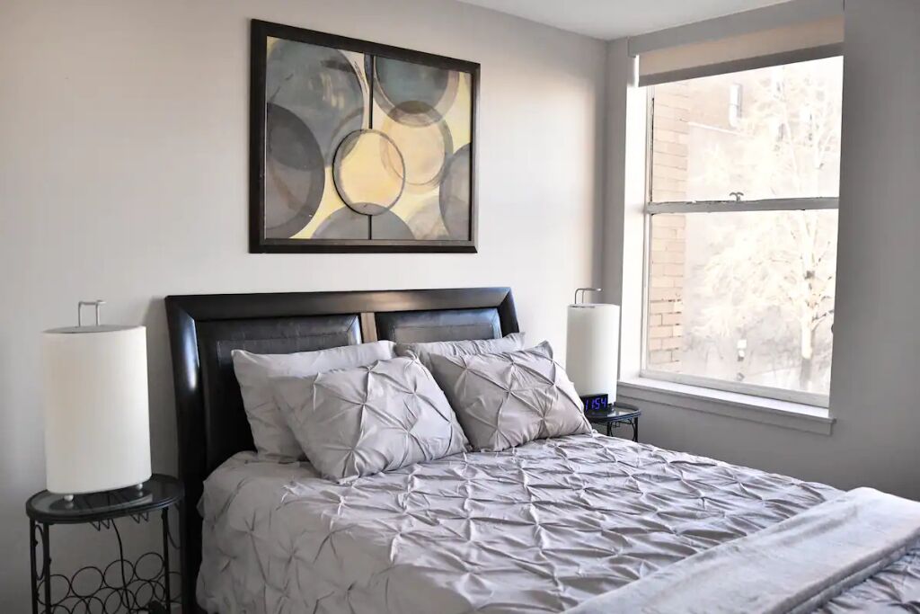 AT YOUR SERVICE! Downtown Aurora 1 Bedroom Gem