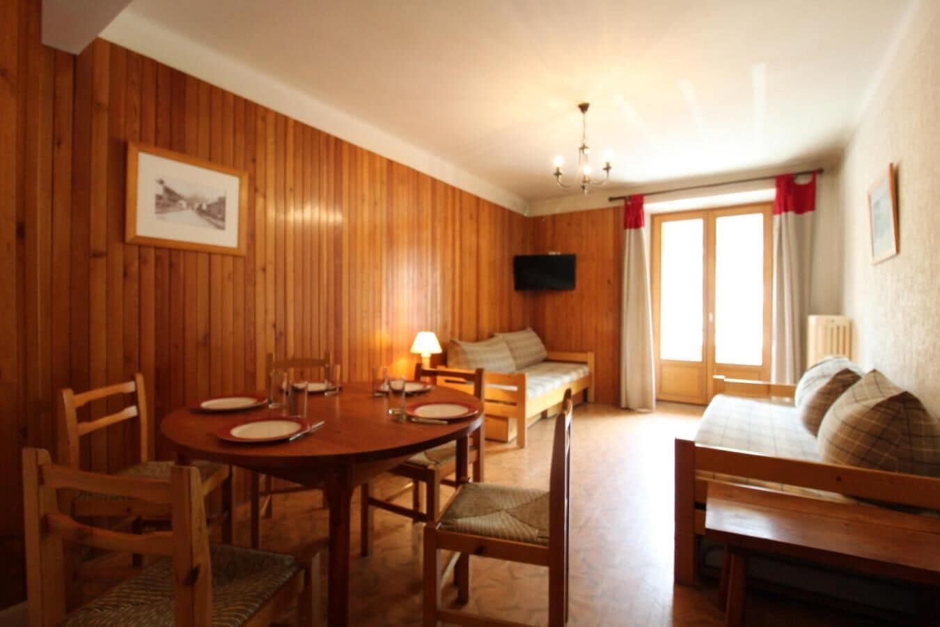 100m from ski slopes, 1st floor, view village, balcony, fireplace or stove, tv, ski locker, 45m²