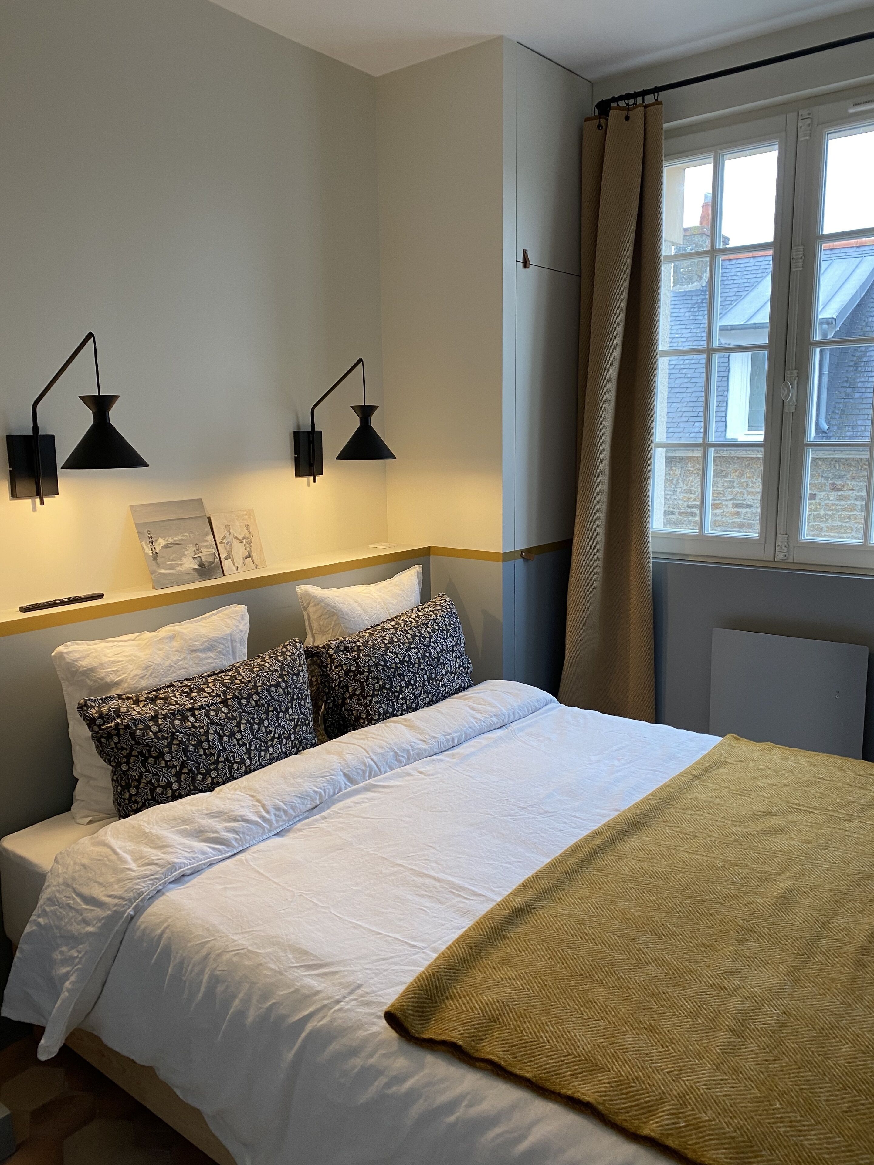 The Émile suite in the heart of the village of Saint Briac