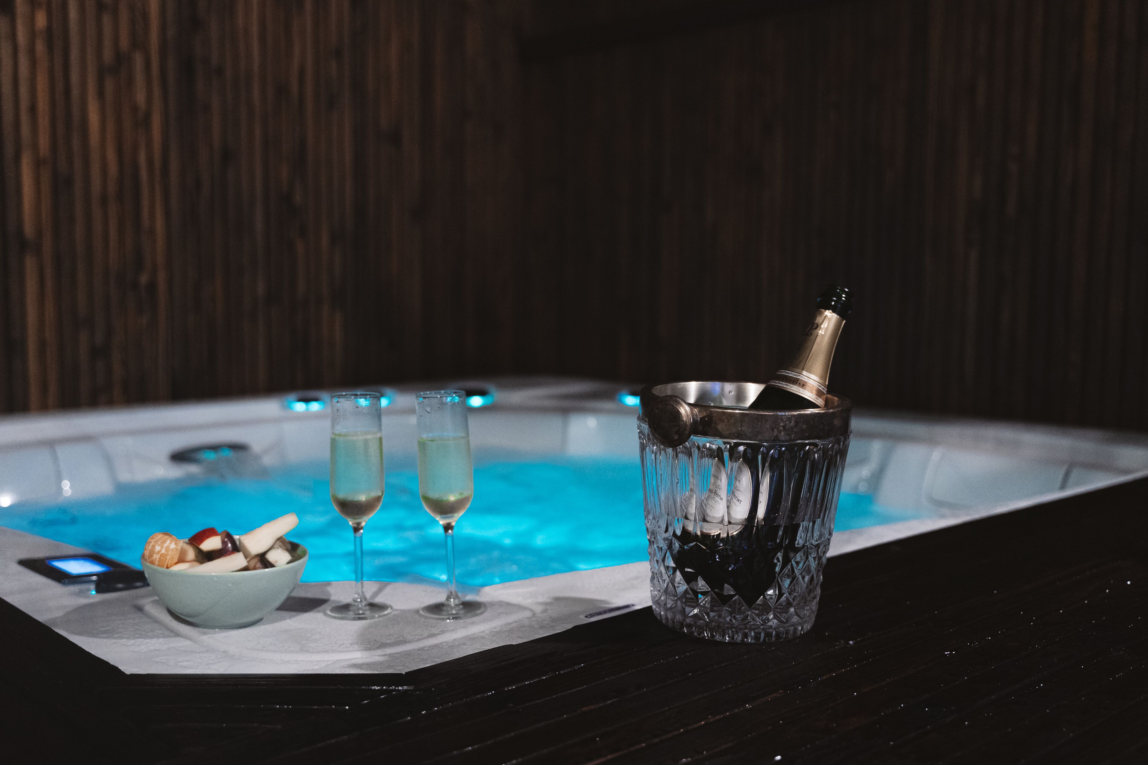 Green Suite ✓ Jacuzzi & Double Shower!