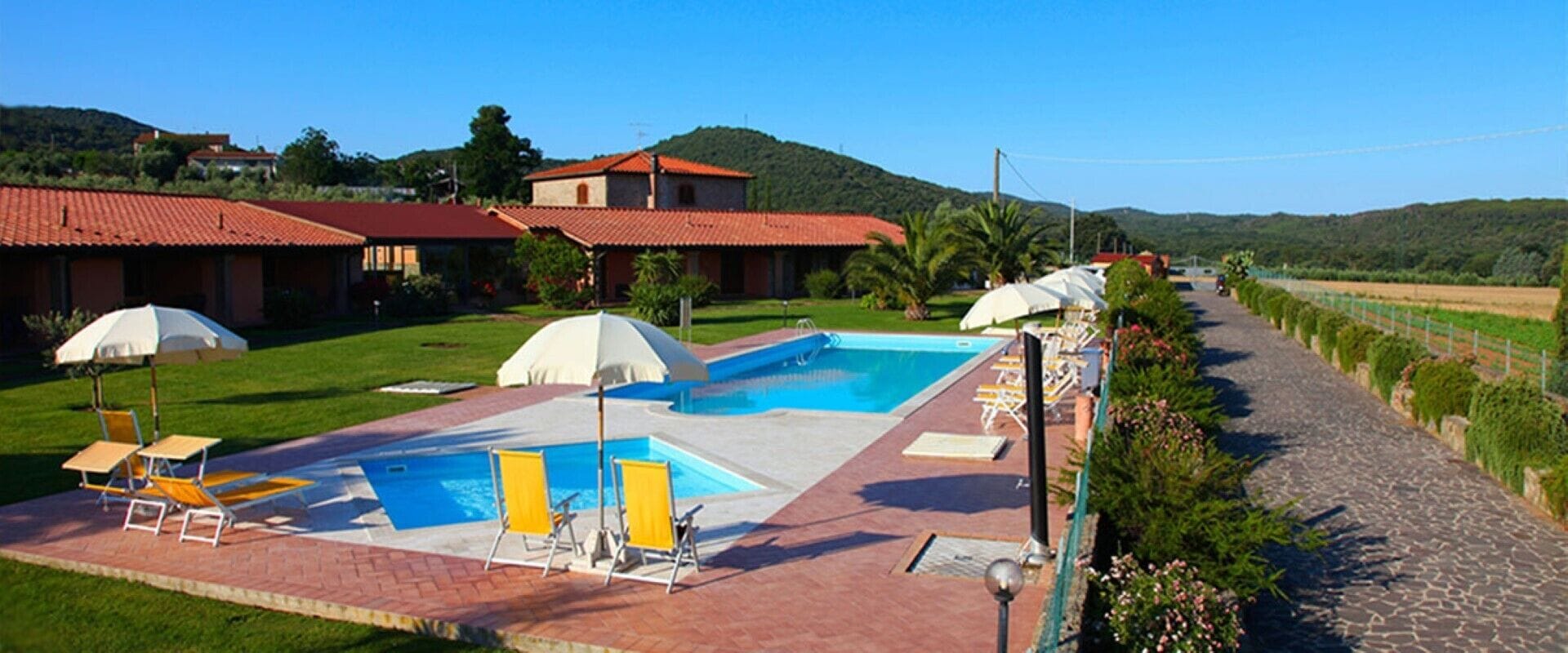 Apartments with pool and garden a short distance from the beach.