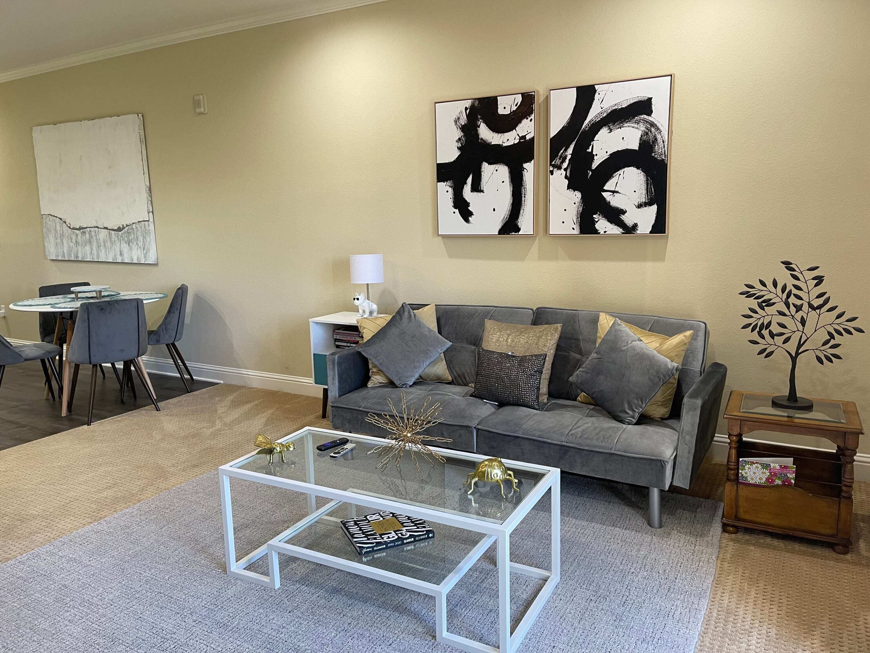 Chic 2BR W/balcony, GREAT location 2FREEParking