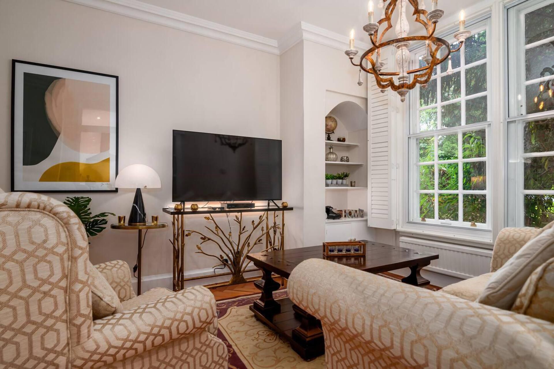 Classic Designer Beautiful 1 Bed Home With Parking