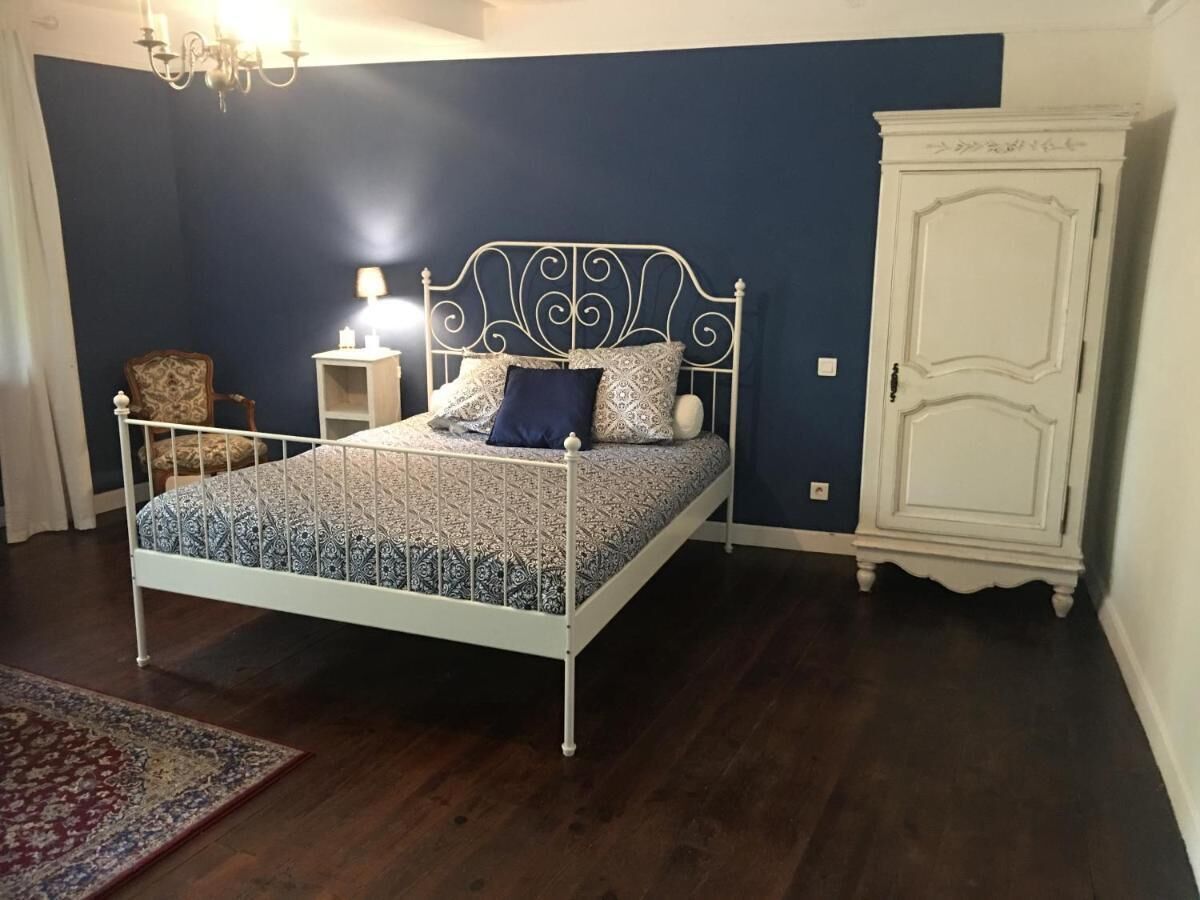 Guest bedroom with shared kitchen and living room