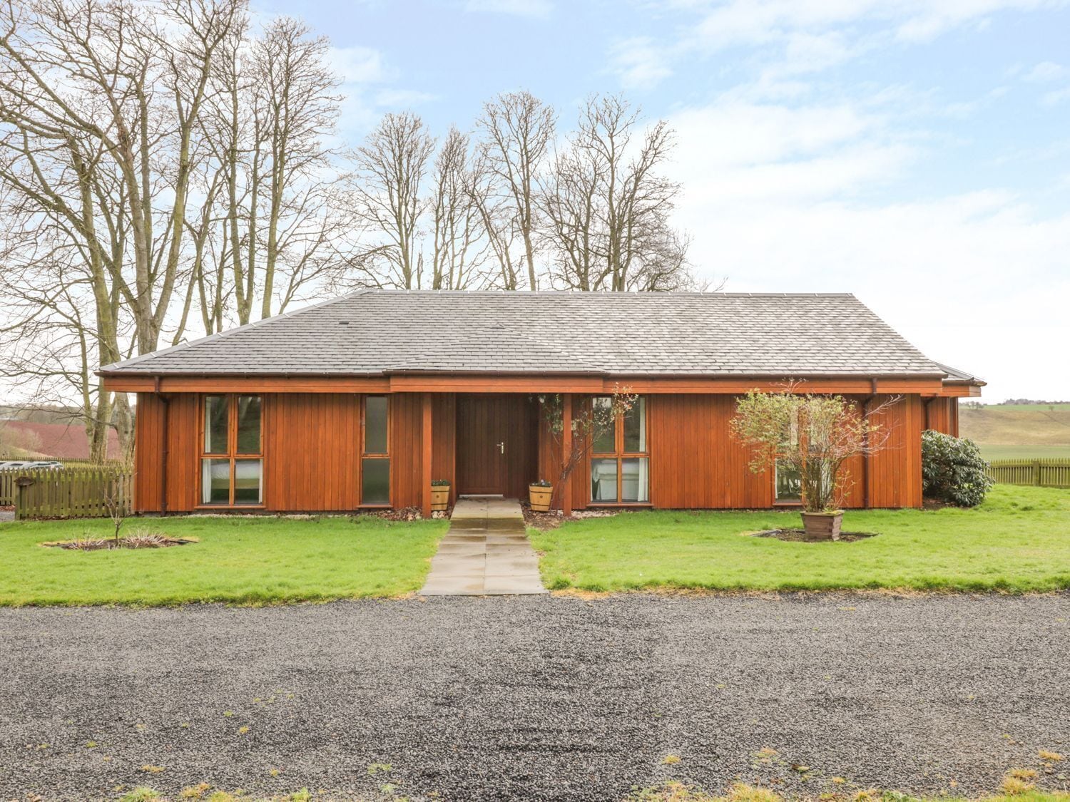 WHITTADDER LODGE, pet friendly, with a garden in Chirnside