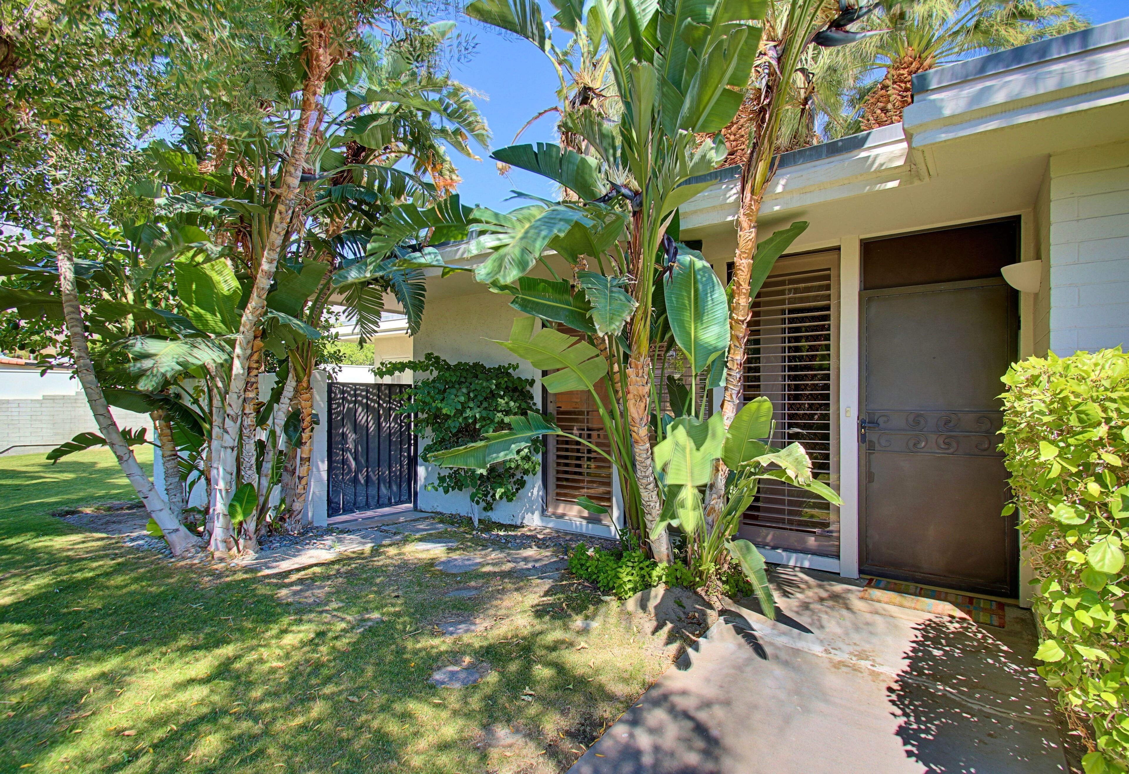 Cozy Studio Condo-Mountain views, patio, fireplace and lush manicured grounds