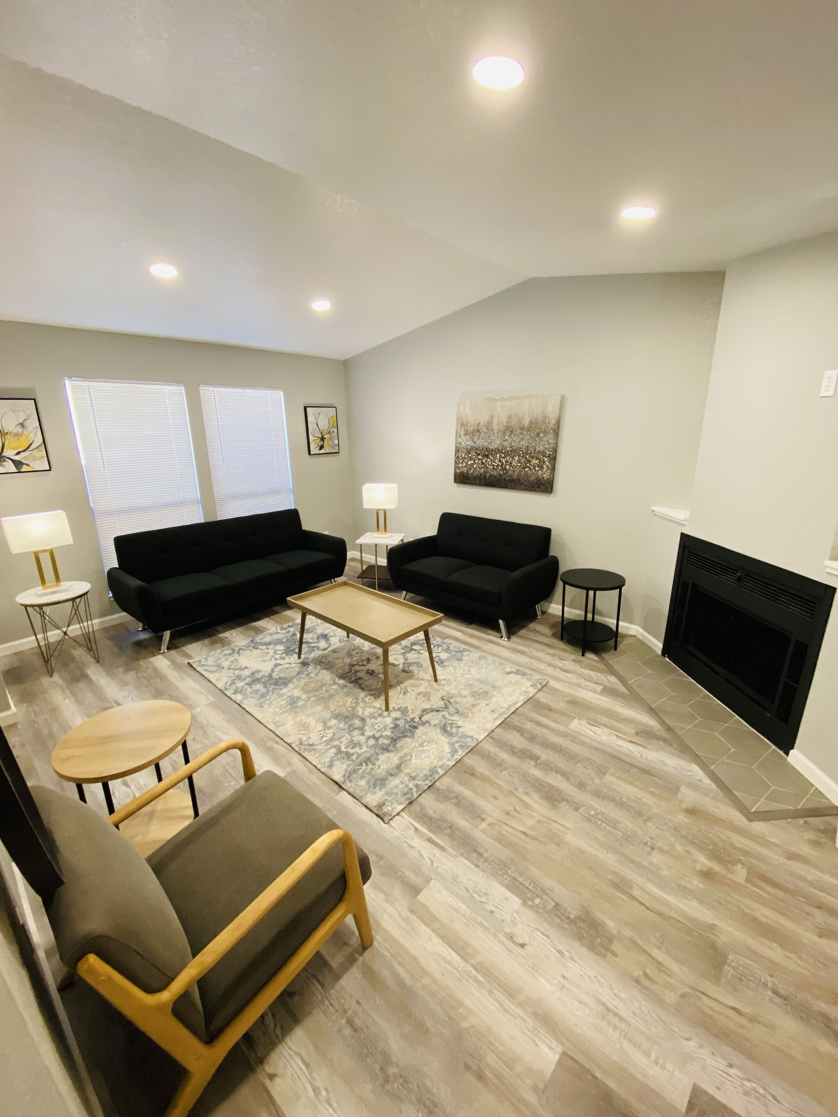 Beautifully Remodeled Modern Retreat W/Garage!