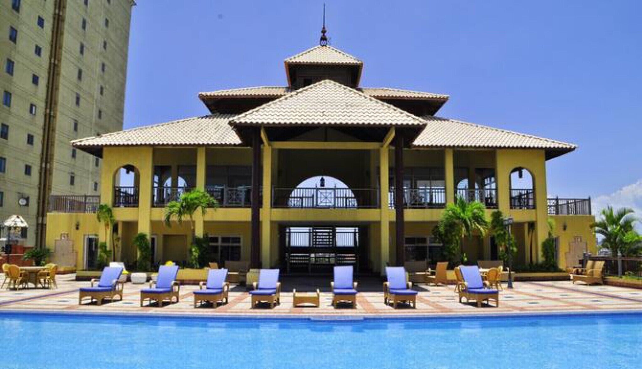 Exclusive 3 BDR, Gym & Pool, Sea view Condo