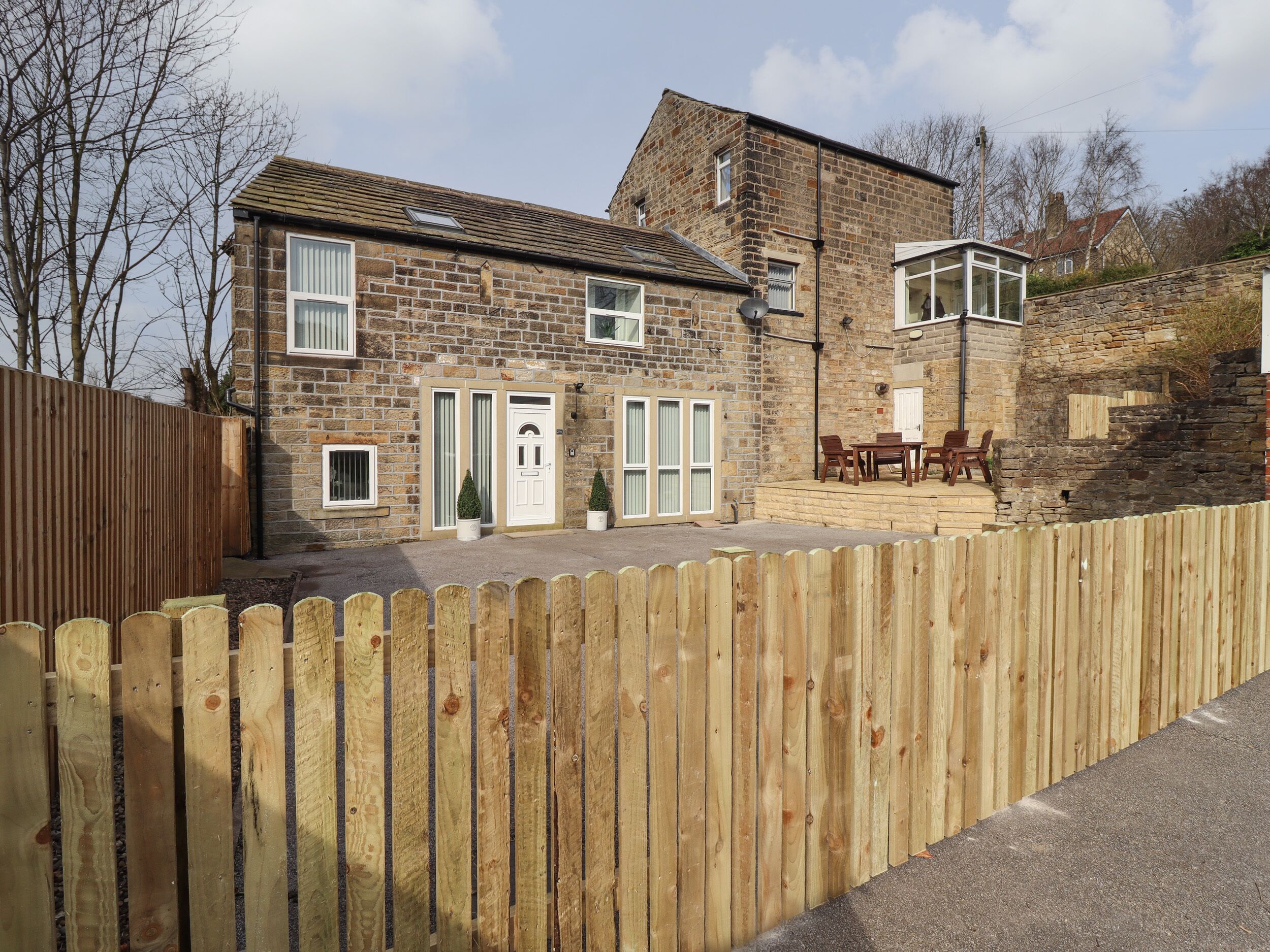 THE COACH HOUSE, pet friendly in Riddlesden