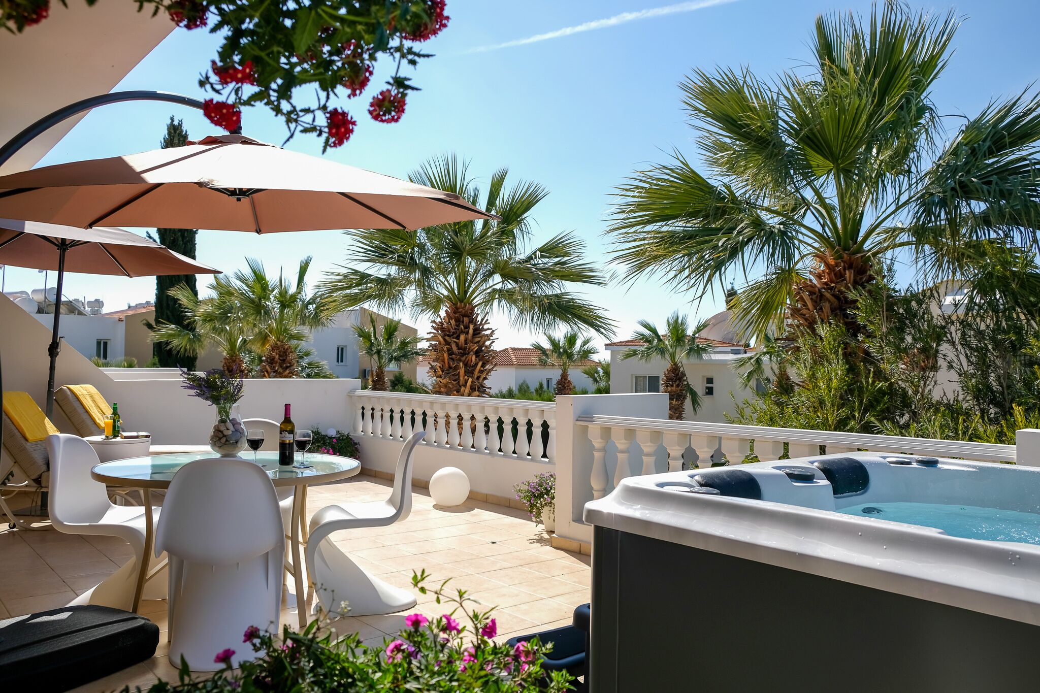 Peyia Fontana - Executive spacious 2-bedroom apartment with Hot Tub & sea views
