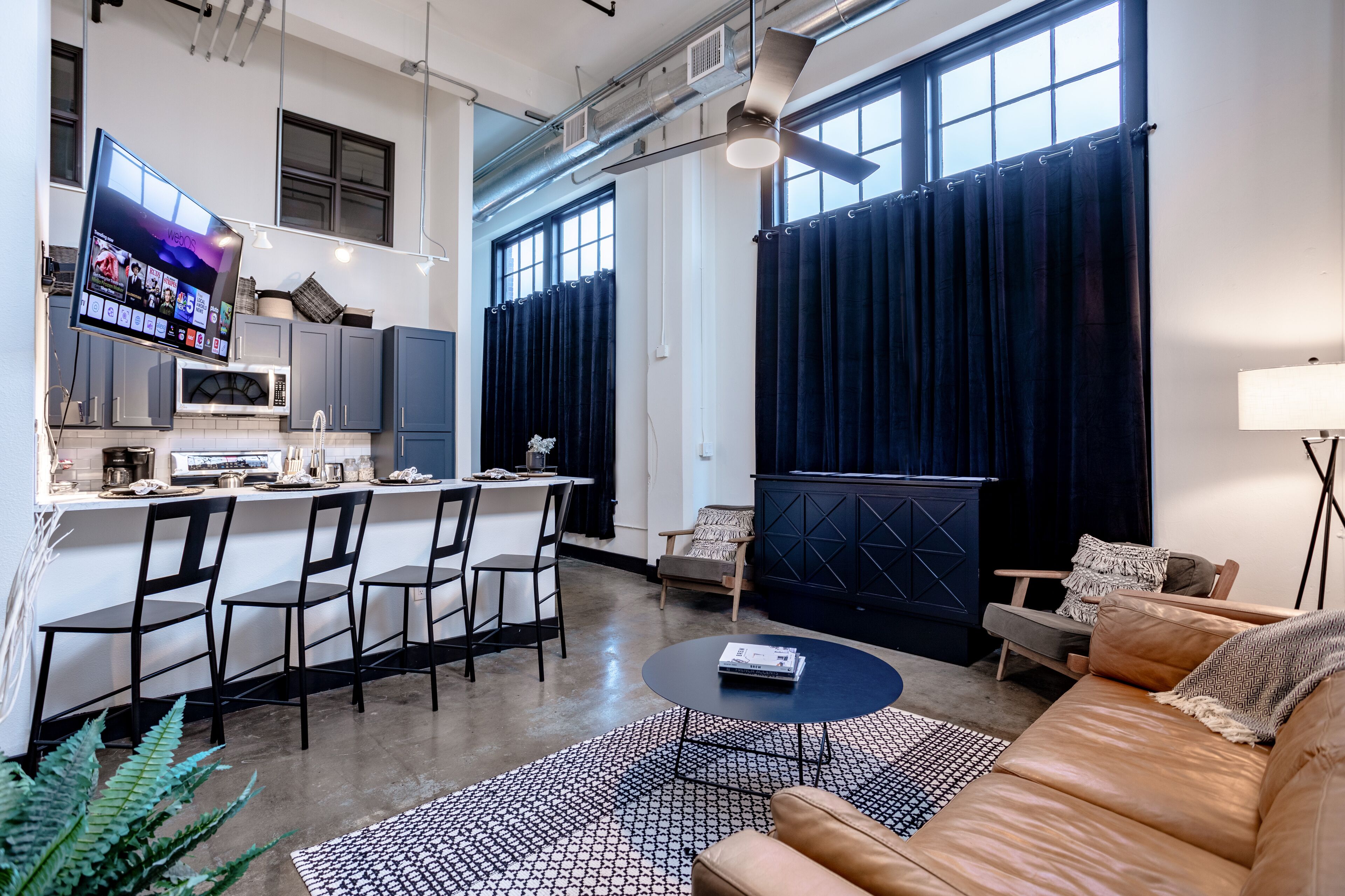 Sidewalk To The Silos - Downtown Luxury Condo