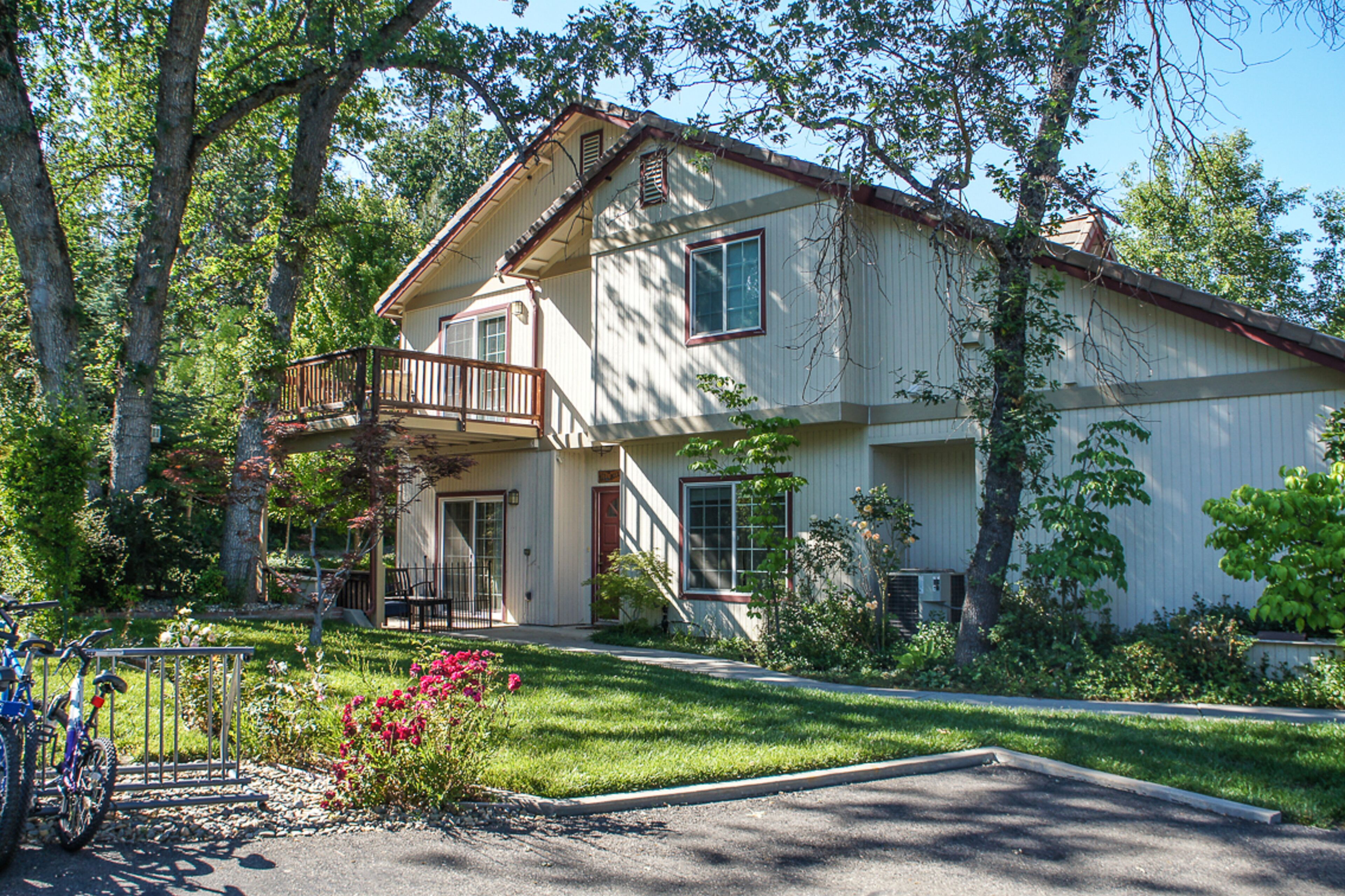 Convenient home near Bass Lake & Yosemite w/shared pool, hot tub, firepit