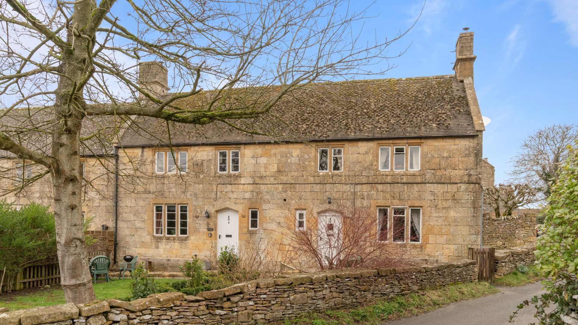 Truffles Cottage - sleeps 4 guests  in 2 bedrooms