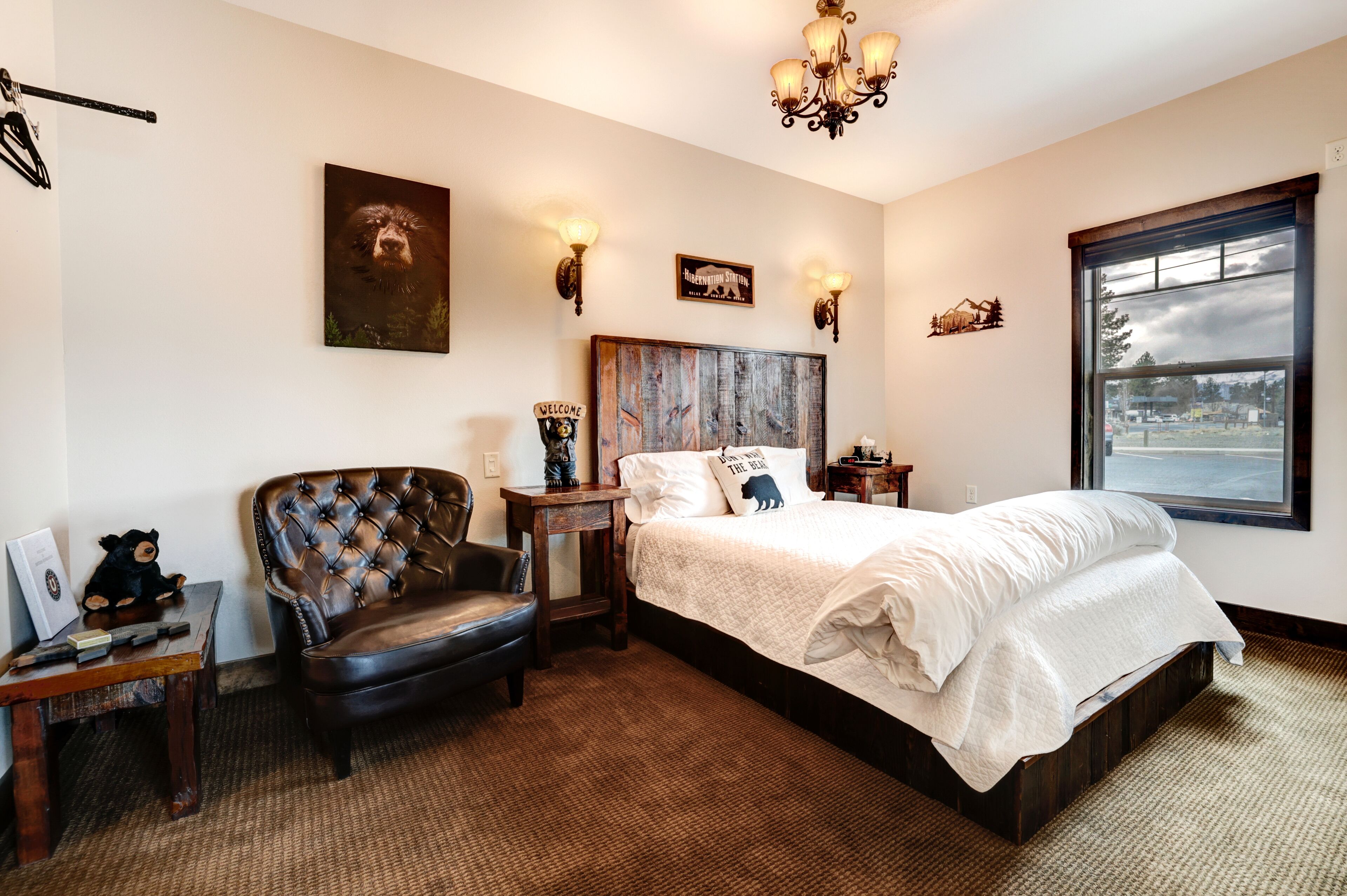 “The Black Bear Bunk” - Sisters Bunkhouse DOWNTOWN