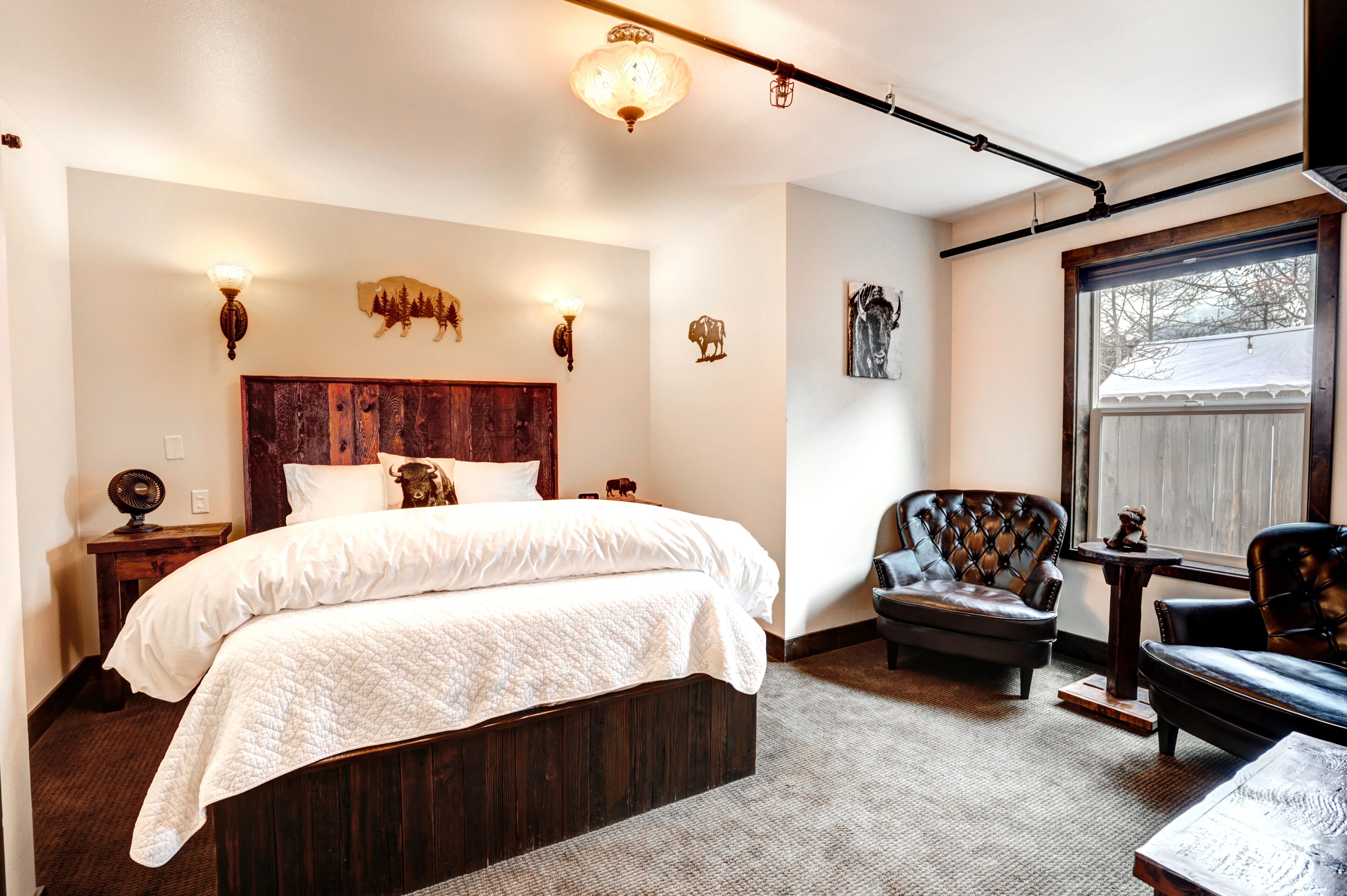 “The Buffalo Bungalow” - Sisters Bunkhouse DOWNTOWN