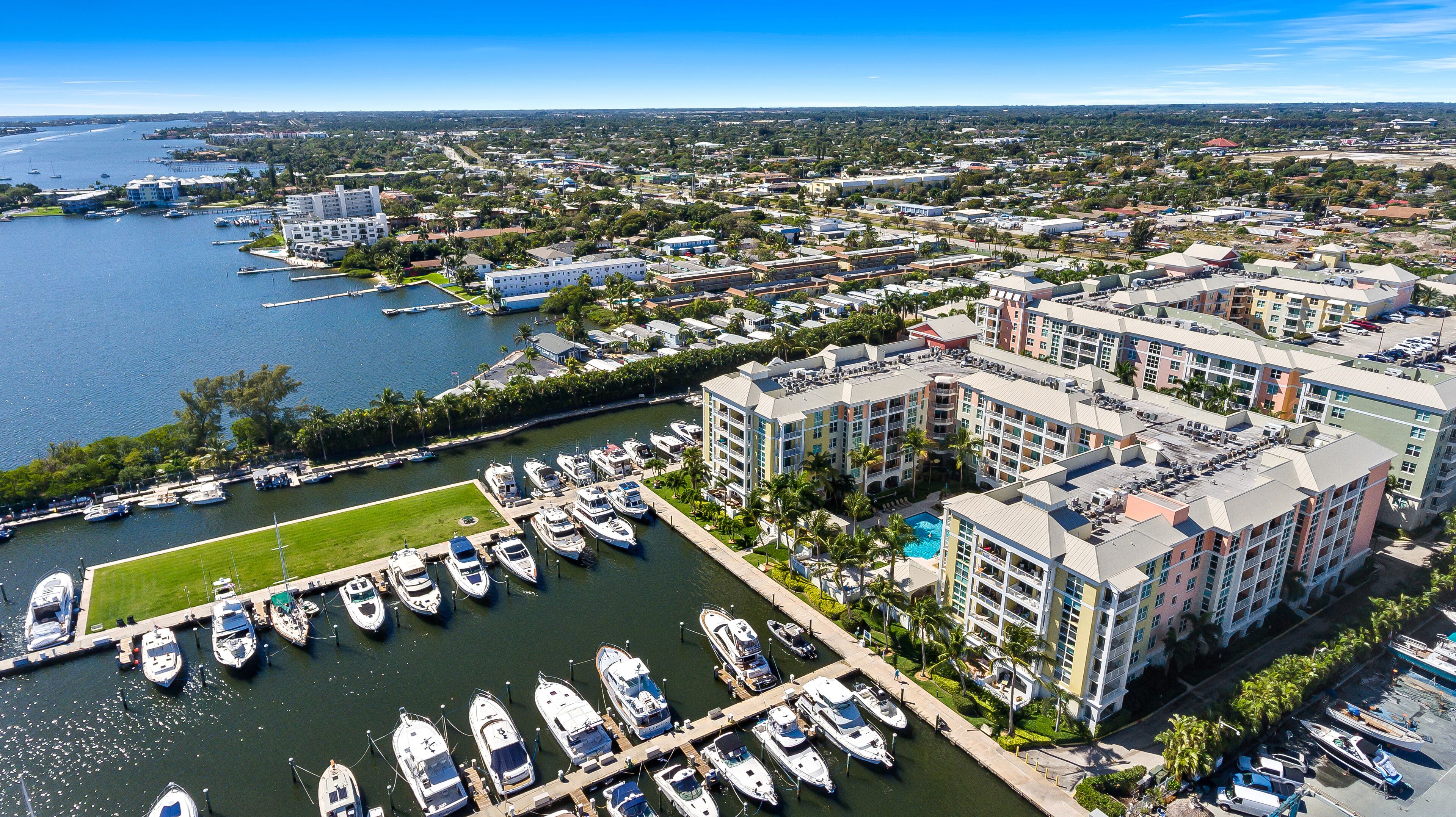 Beachy 2 Bed/2bath Condo w/Water View! 5min from the beach!