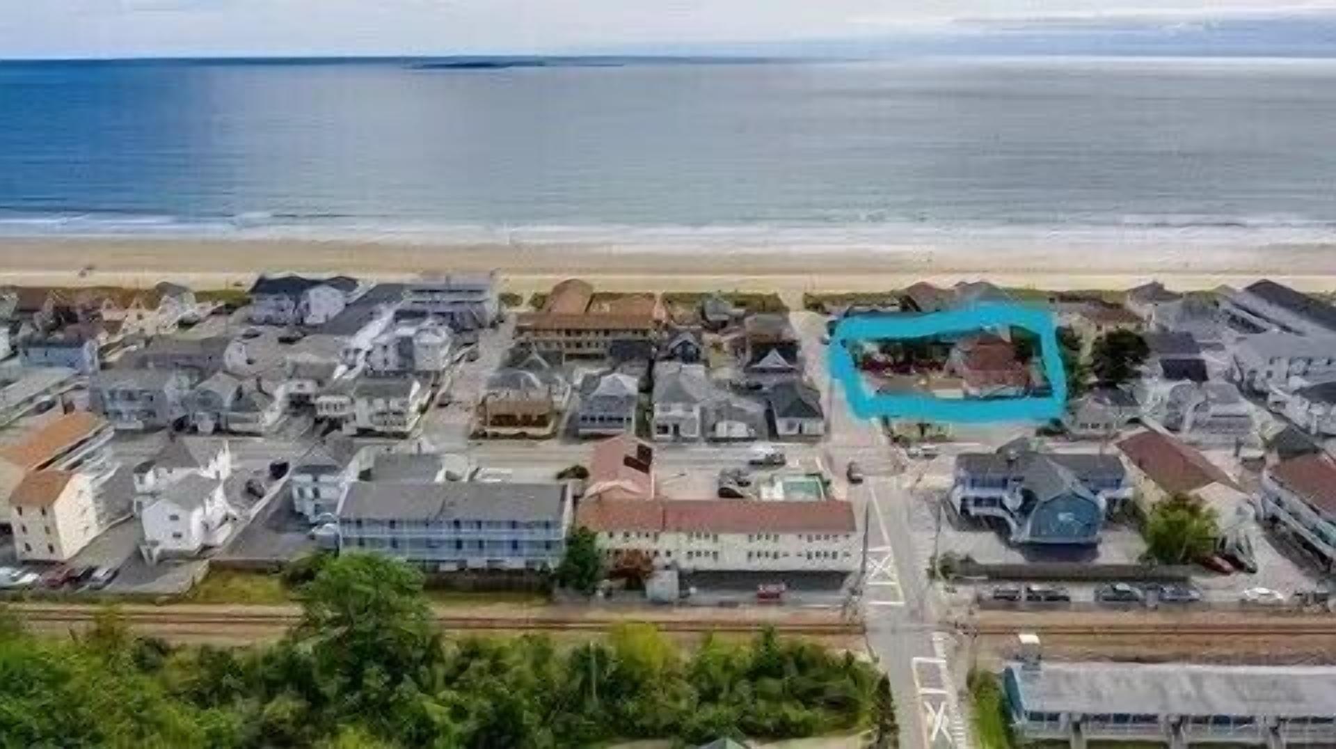7C -Convenient & Carefree-Sand in 60 Seconds -Huge Patio-Parking for 2 Cars 