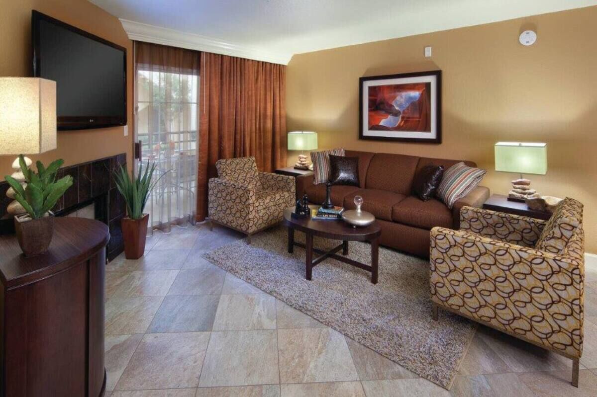 Condo close to the Strip: Pools & Hot tubs + Full kitchen