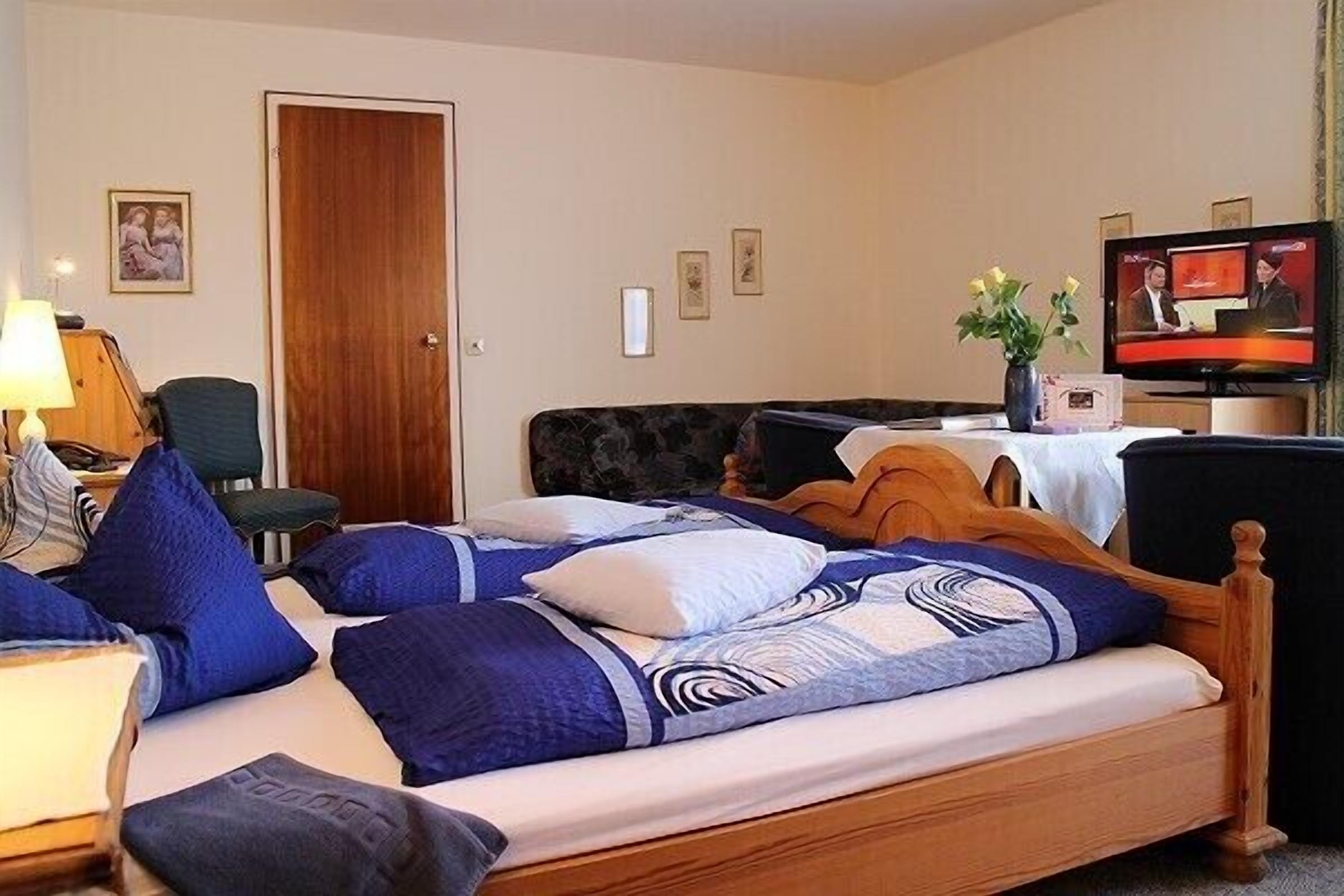 Double room with balcony/terrace, toilet and shower