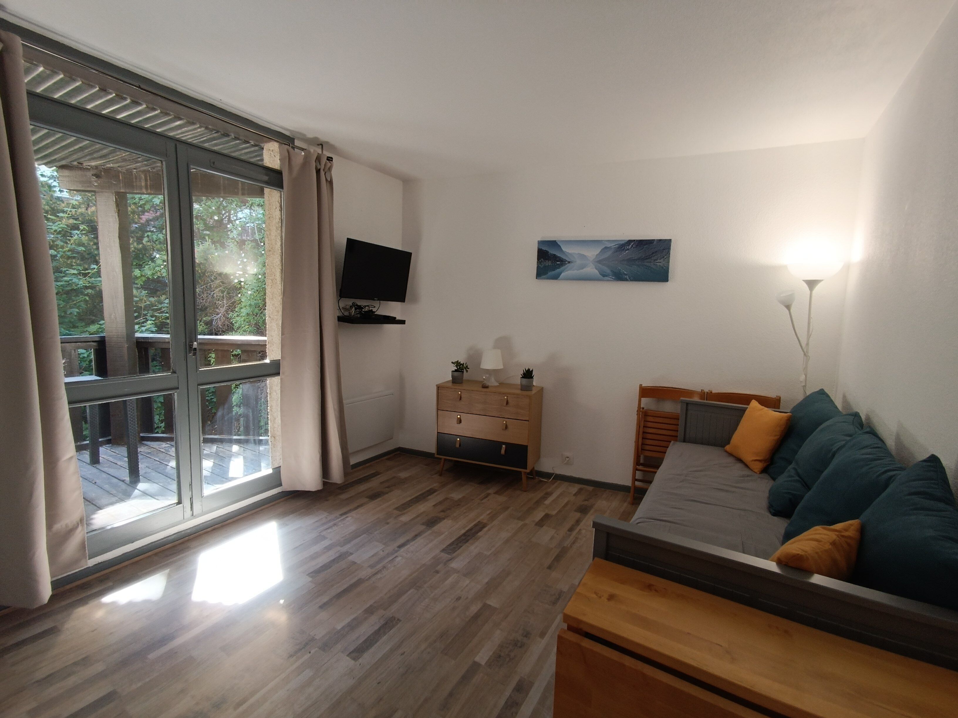 1600 - Studio with balcony. 350m from the Shuttle track at the foot of the building. Ski box