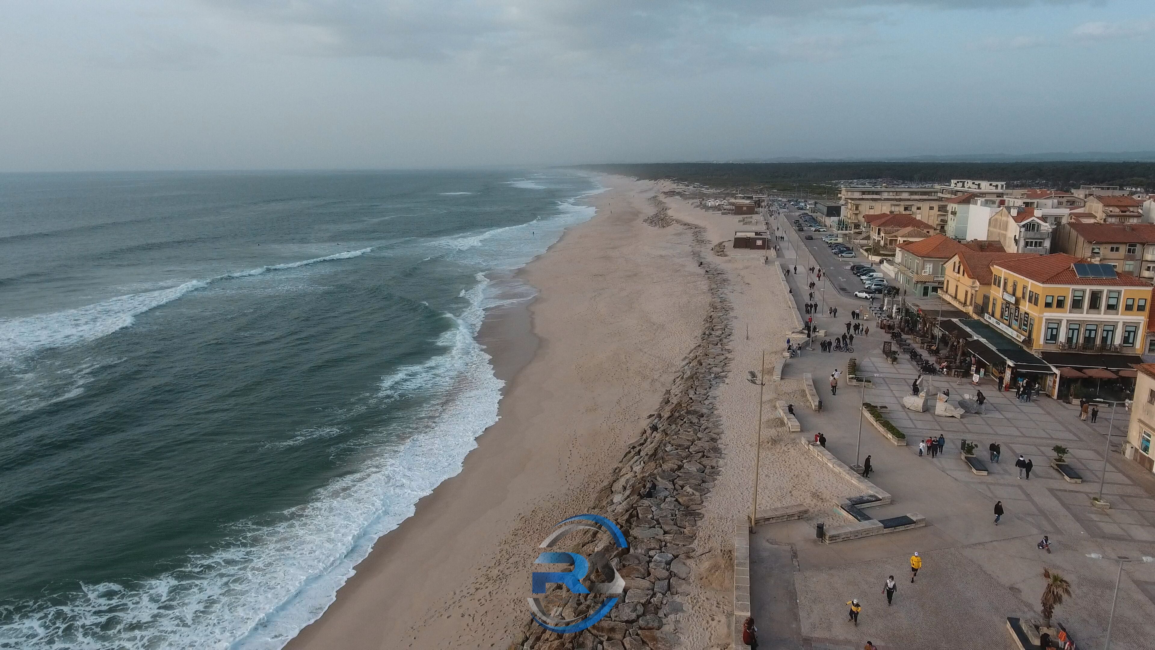 Located less than 5 minutes walk from the beaches and the ocean.