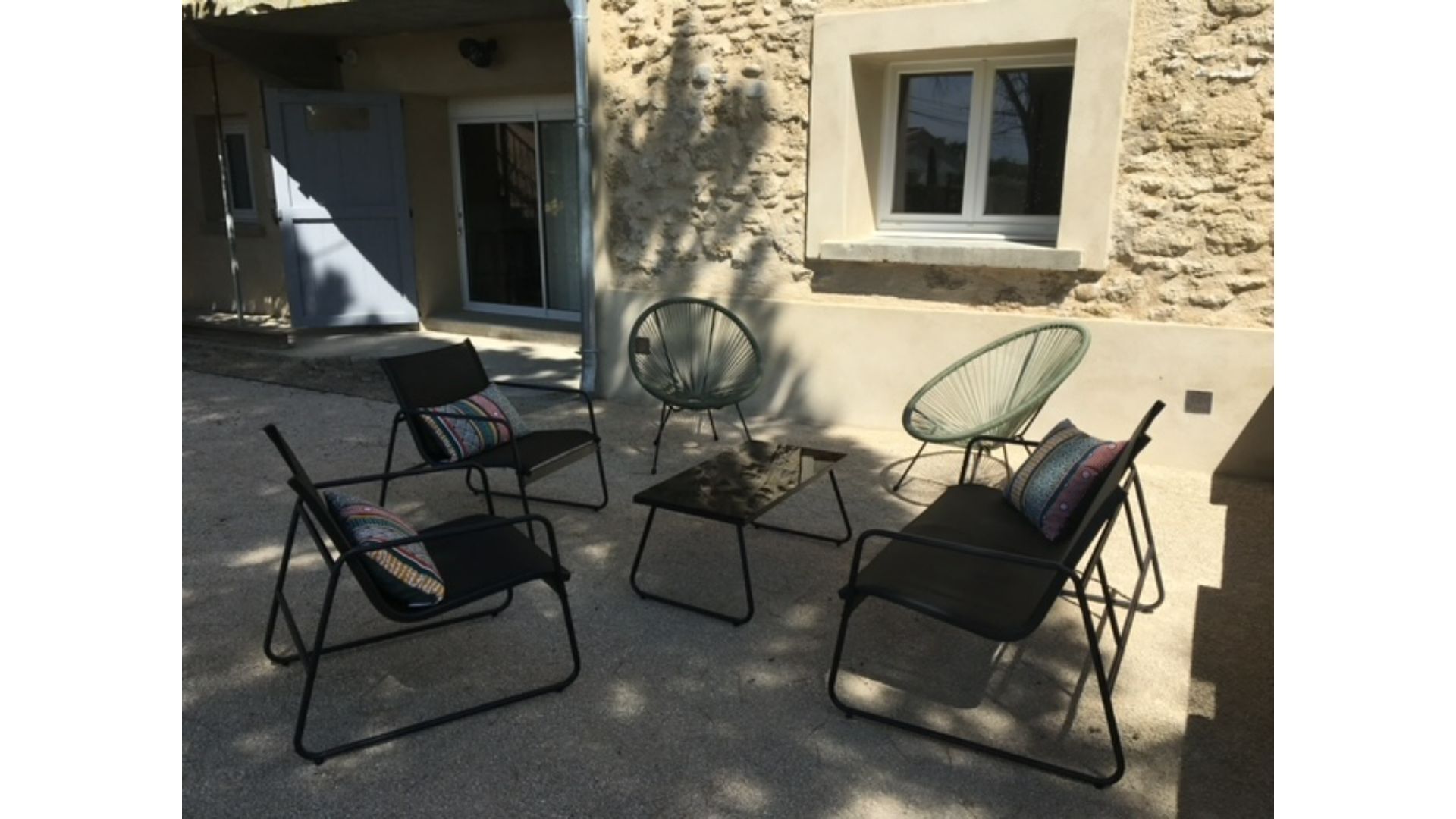 Comfortable 2-bedroom apartment in Provençal farmhouse in the countryside